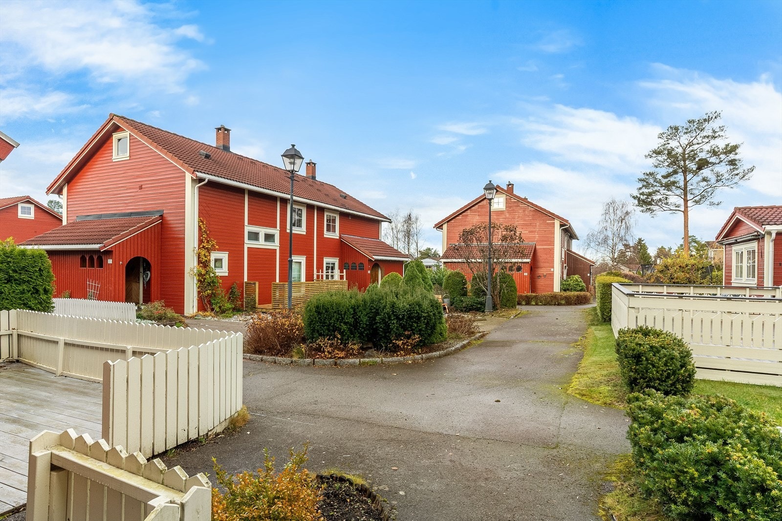 Boligene ligger rundt bilfrie tun med overbygget inngangsparti. I tillegg har borettslaget tilgang til felles grendehus. Galleribilde
