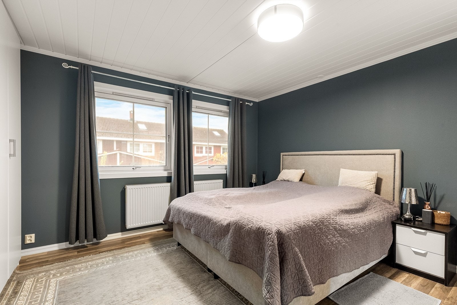 Soverom 1 er romslig med god plass til stor dobbeltseng og tilhørende møblement. Galleribilde