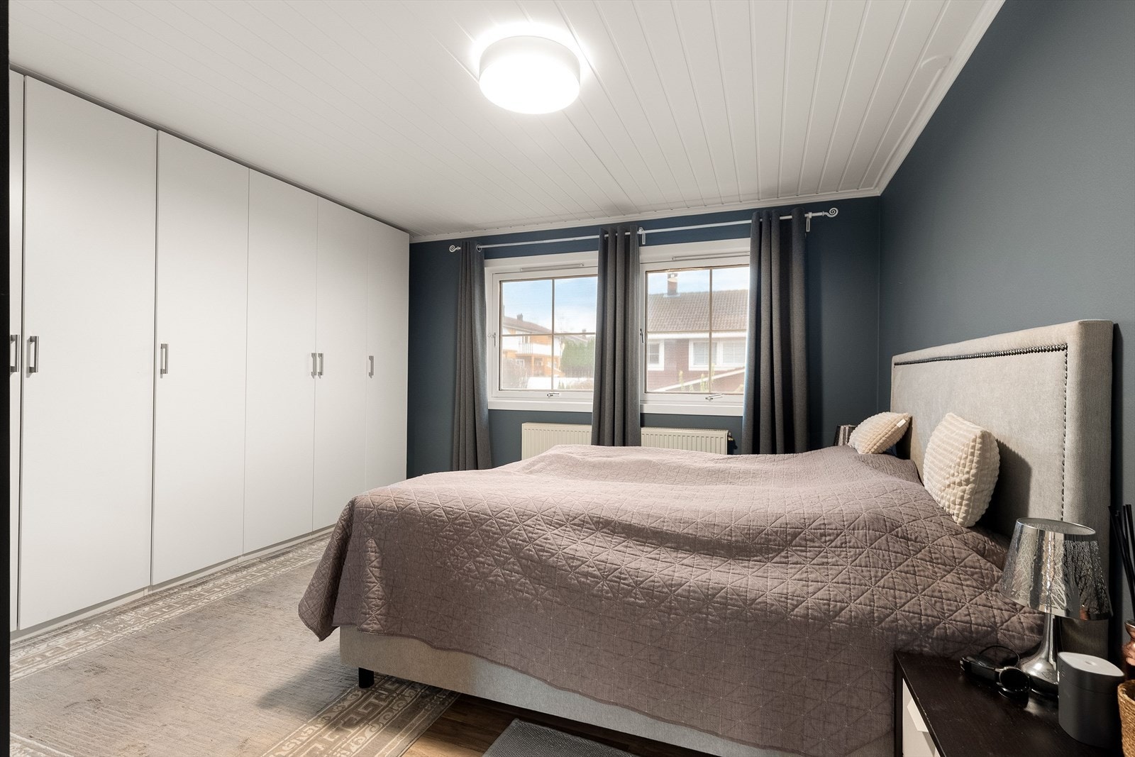 Skapplass langs en hel vegg gir svært gode oppbevaringsmuligheter. Galleribilde