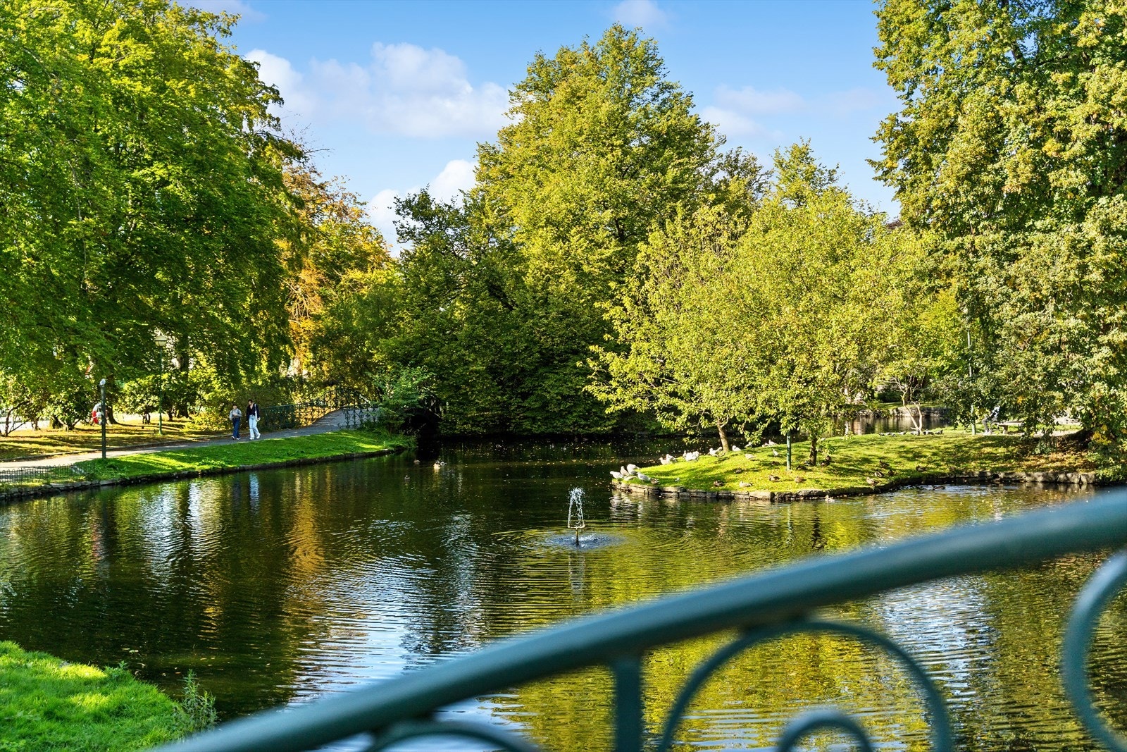 Nygårdsparken ligger i nærheten, og er en populær park hvor man kan nyte flotte sommerdager og sosiale sammenkomster! Galleribilde