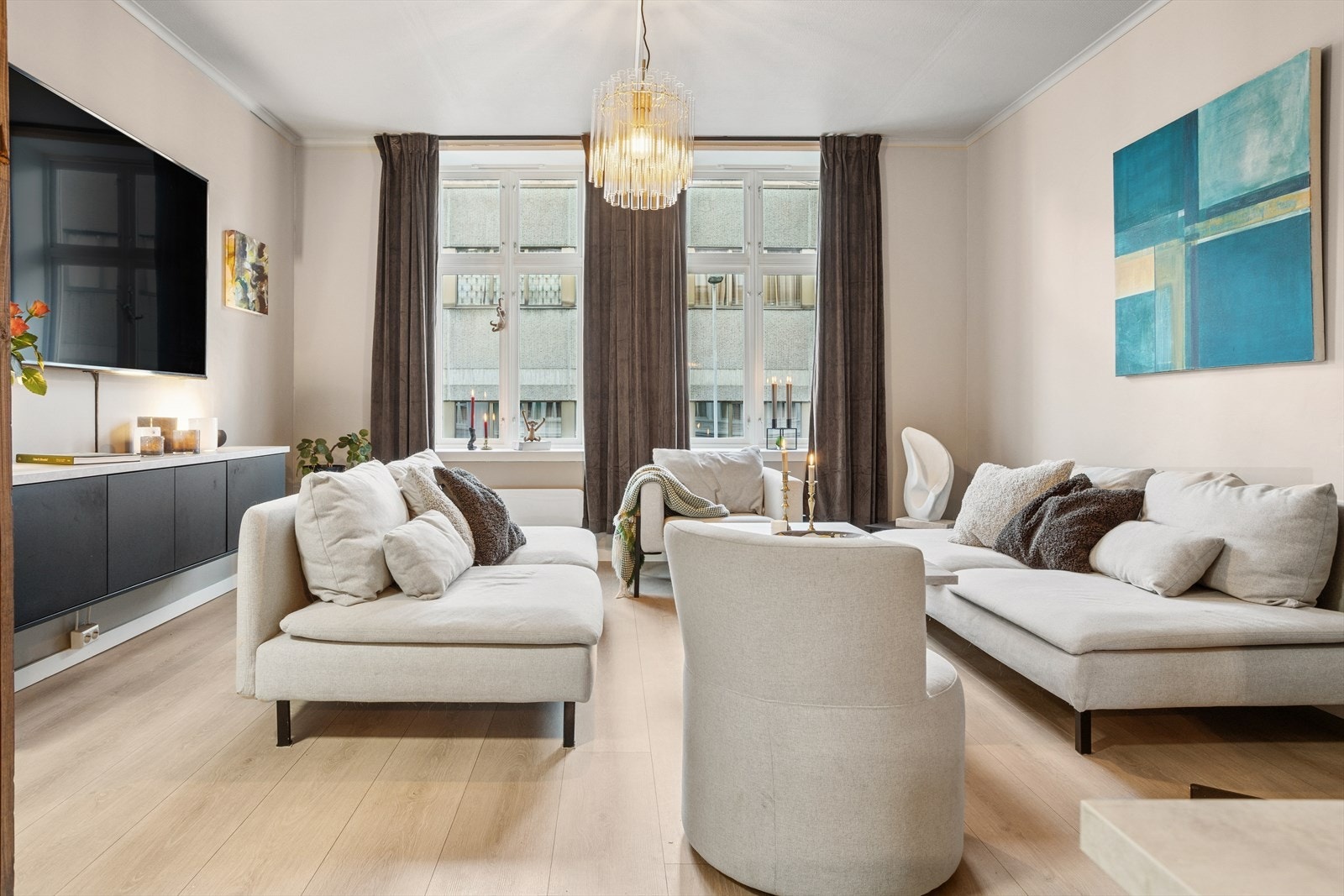 Stuen har god plass til sofaer, tv og tvbord. Galleribilde