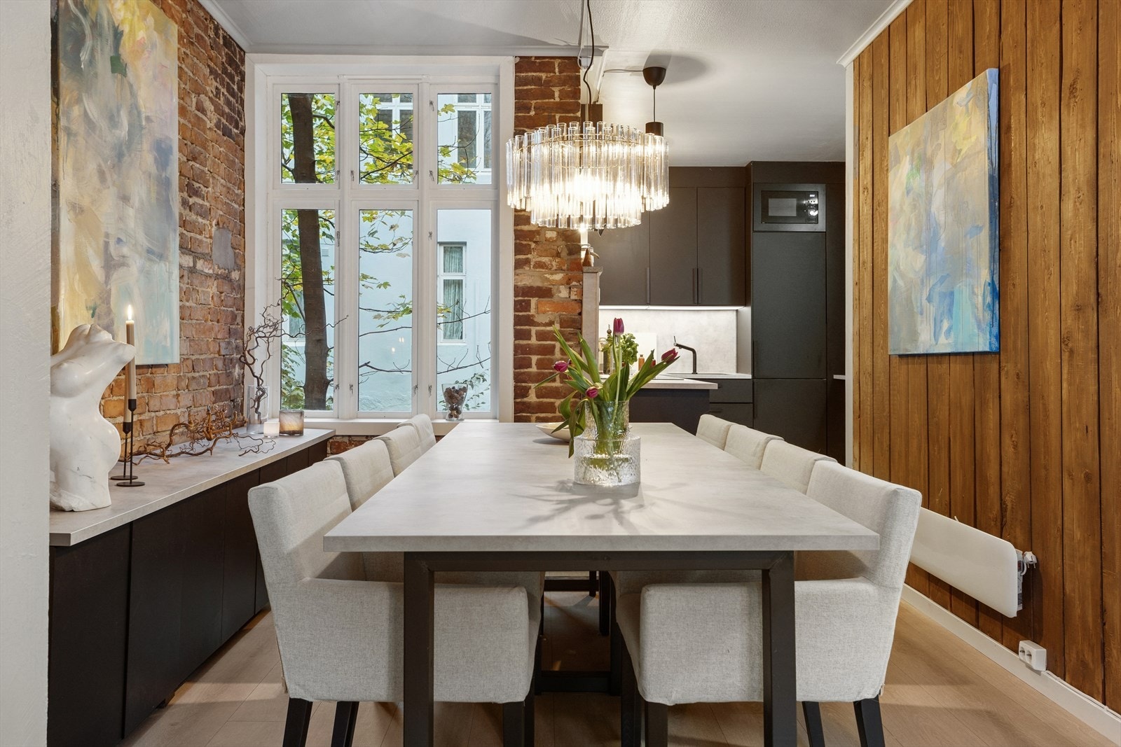 Spisestuen har godt med plass til langbord, perfekt når det skal inviteres til hyggelig selskap. Galleribilde
