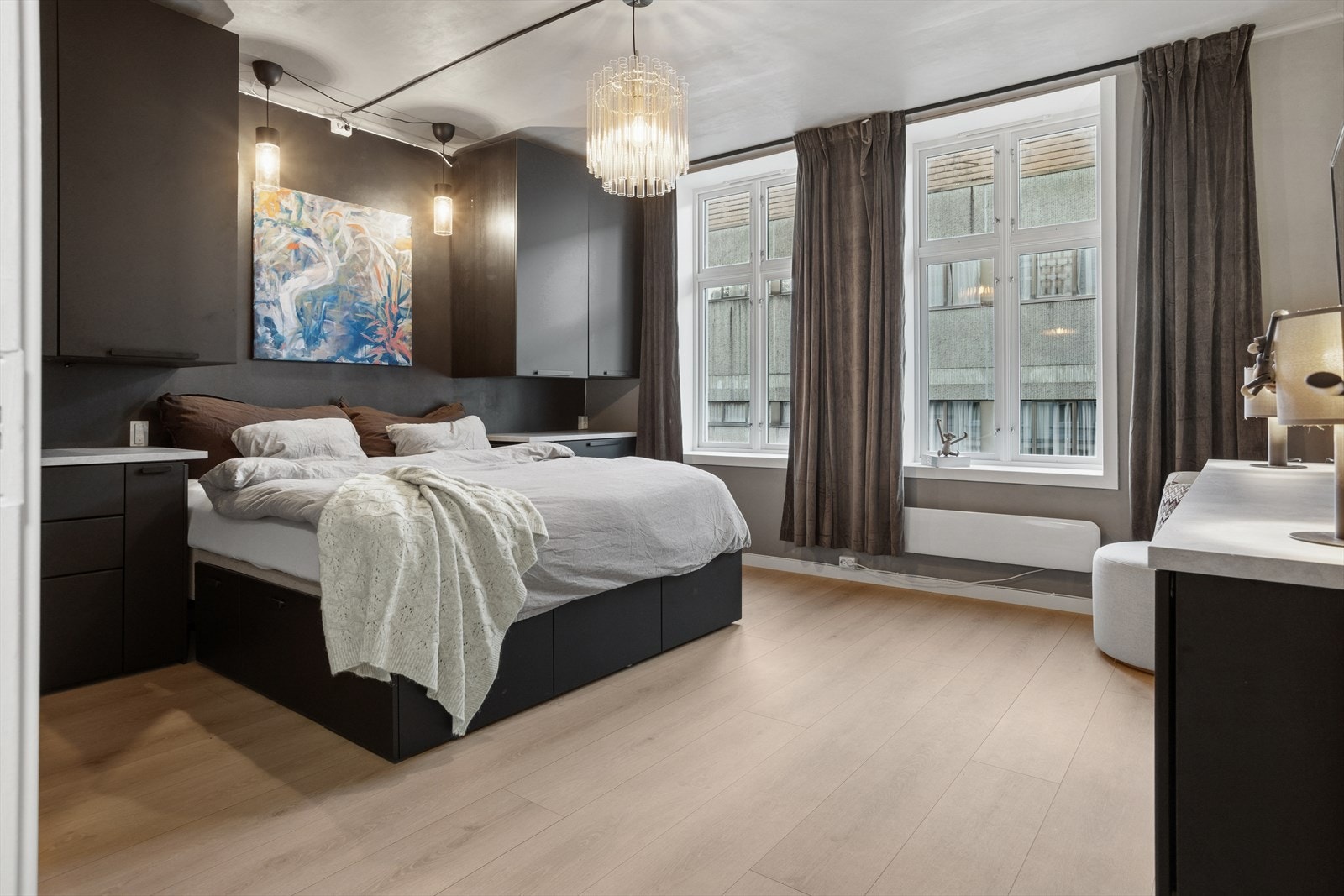 Hovedsoverommet har godt med lagringsplass og det er plass til dobbeltseng. Galleribilde