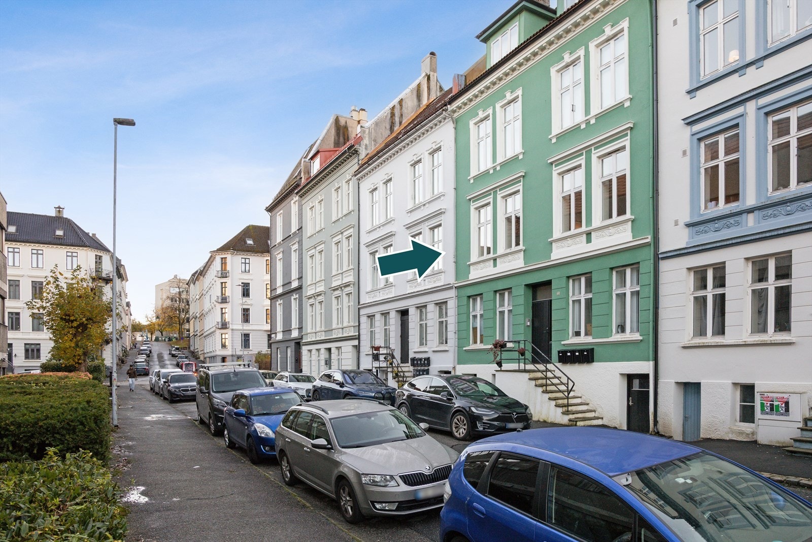 El-bil lader ved inngangsdøren. Galleribilde
