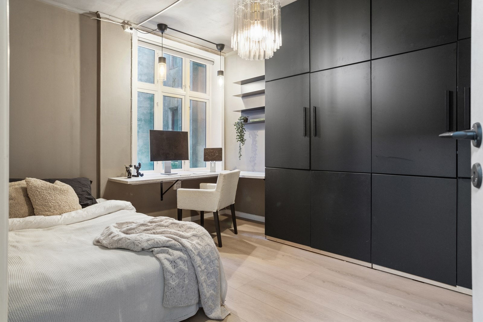 Soverom nr2 - perfekt til utleie, kontor eller gjesterom. Galleribilde