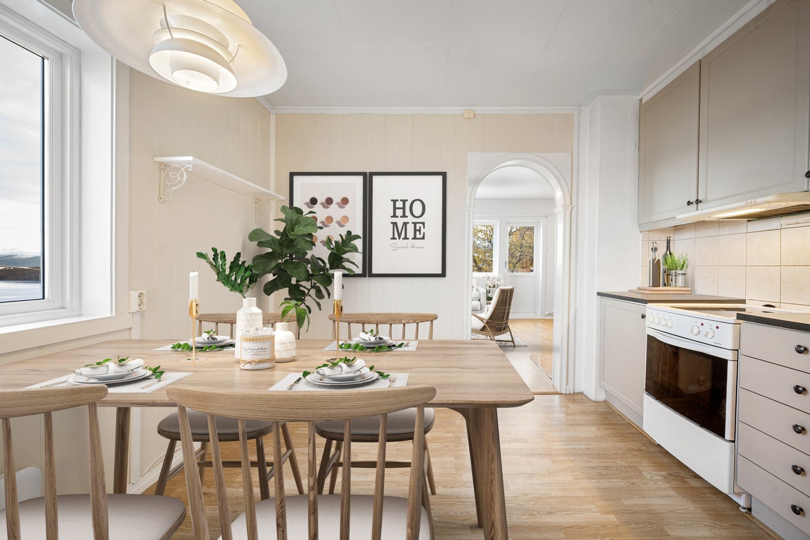 Romslig kjøkken med oppussede overflater fra 2025 i behagelige fargetoner Galleribilde