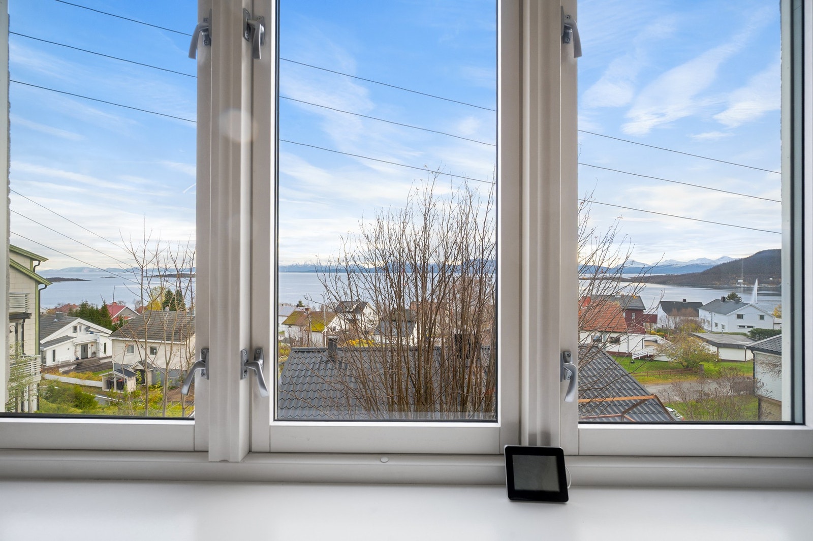 Boligen har flott utsikt mot sjøen og nærområdet Galleribilde