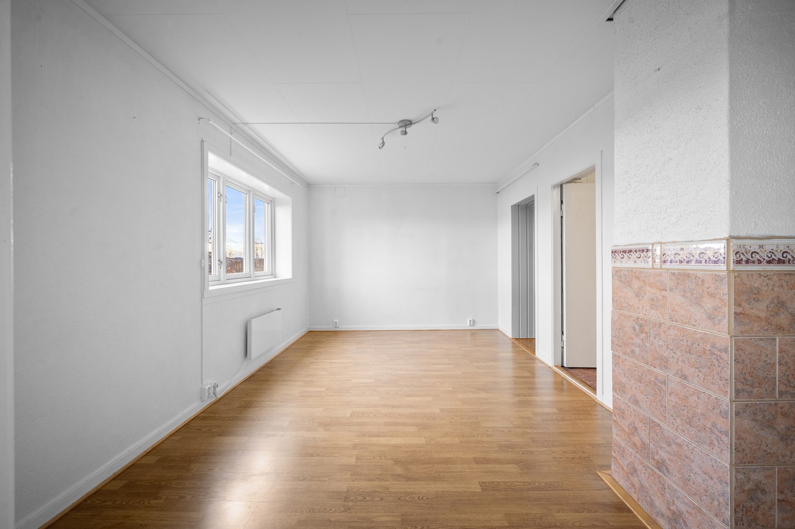 Kjøkken og stue i åpen løsning, praktisk og innbydende Galleribilde