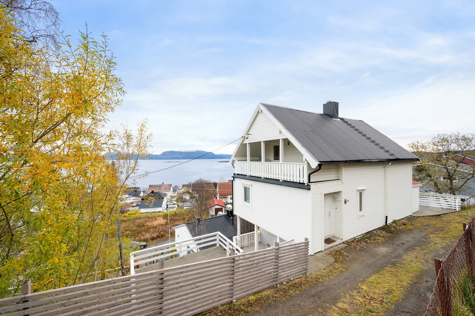 EIE Harstad v/megler Vetle Larsen har gleden av å presentere Nordmarkveien 14, en romslig enebolig i et rolig og attraktivt boligområde på Trondenes Foto: Patty Thorbergsen Galleribilde