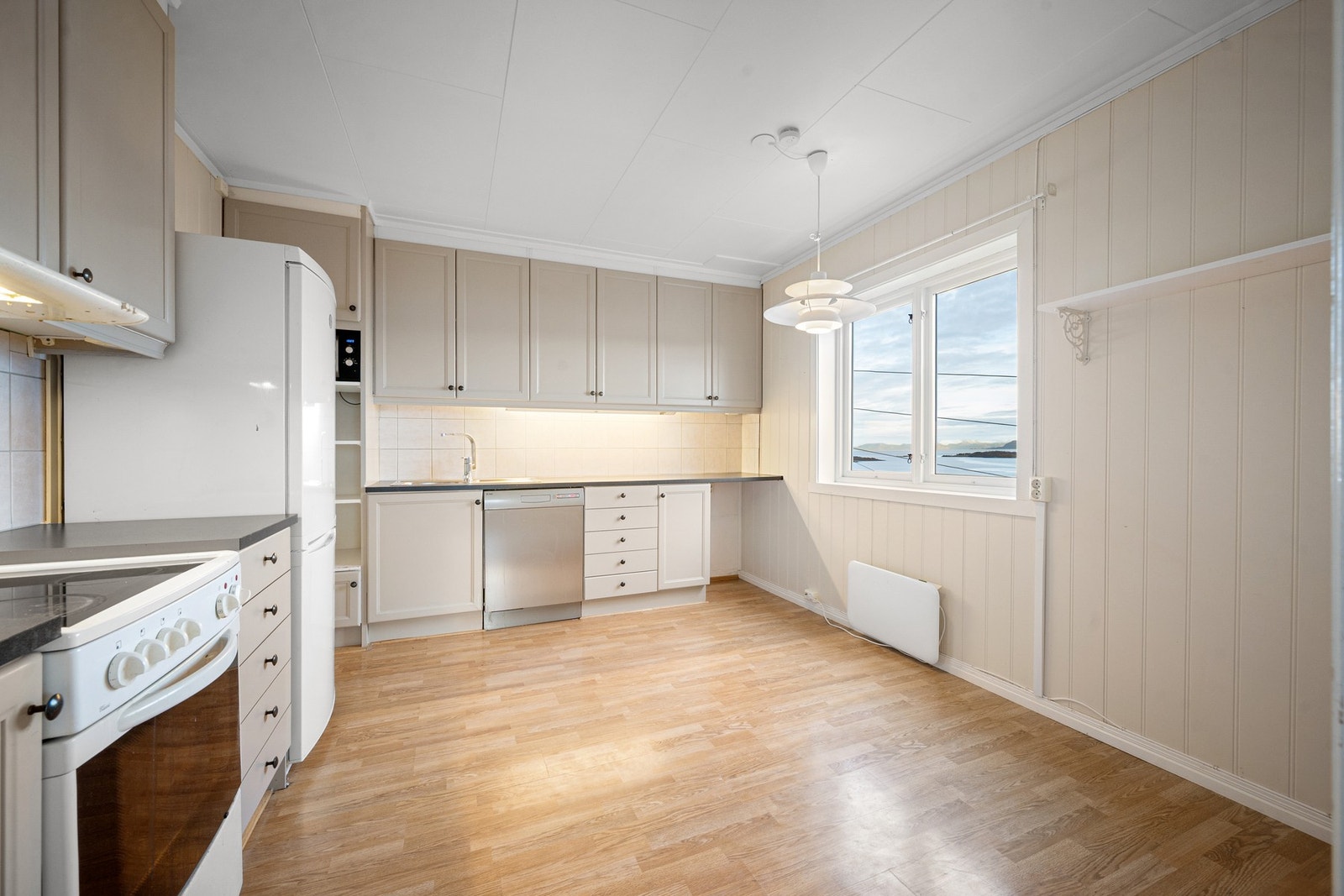 Romslig kjøkken med god skapplass Galleribilde