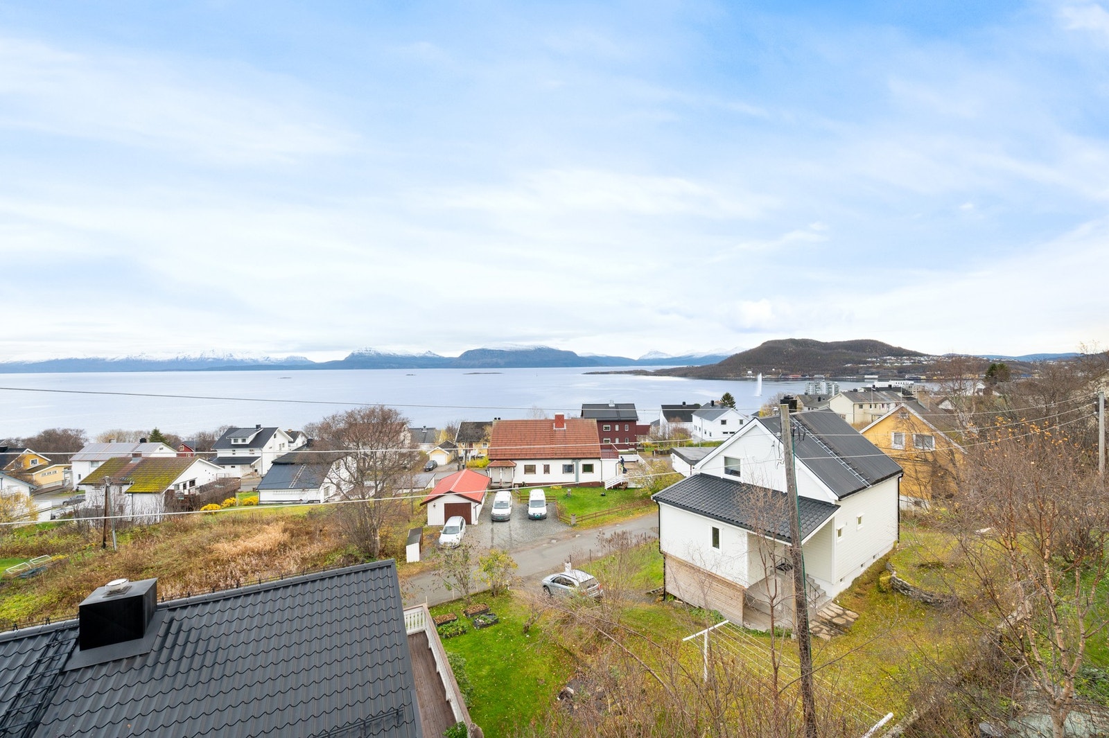 Boligen har godkjent hybelleilighet i kjelleretasje på 46,70 kvm inklusiv bod Galleribilde