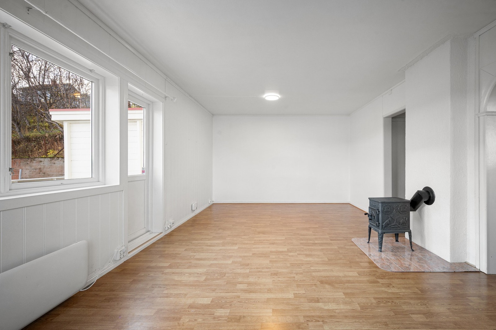 Stuen har peis og direkte utgang til verandaen Galleribilde