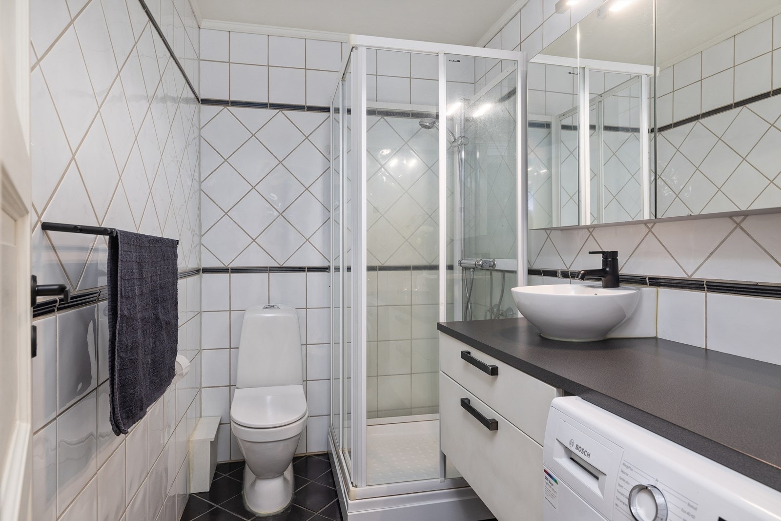 Flislagt bad/wc med opplegg og plass til vaskemaskin Galleribilde