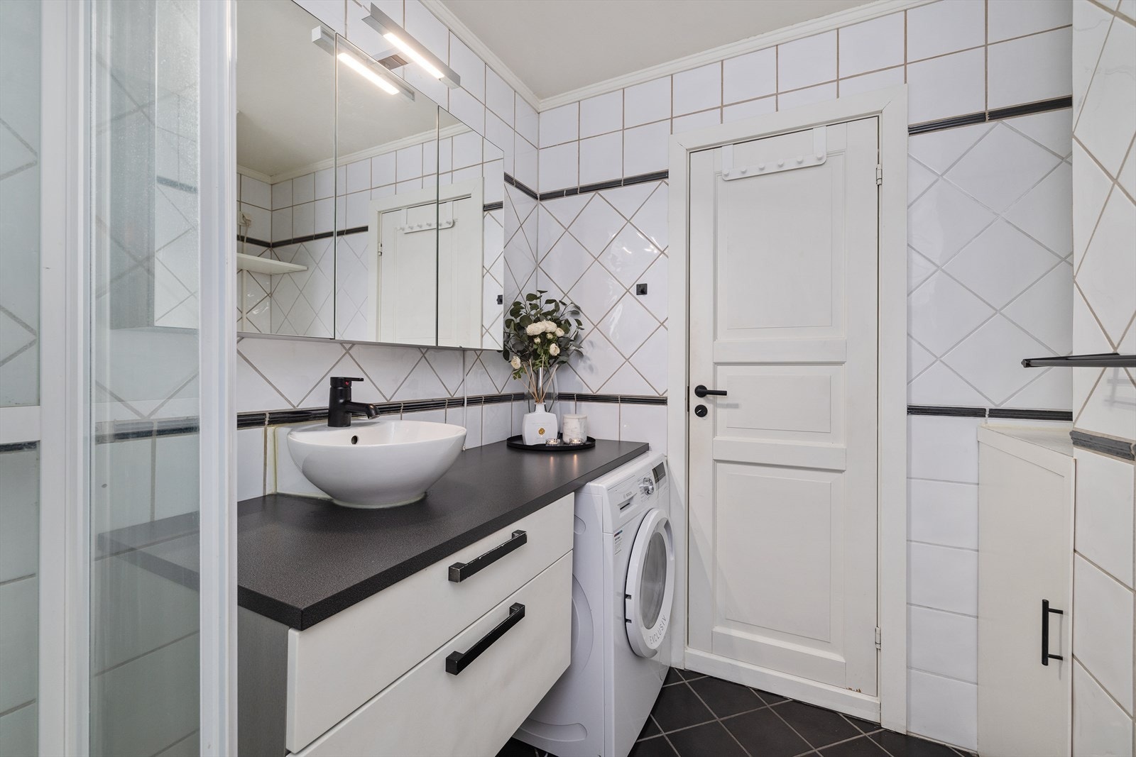 Det er praktisk benkeplate over vaskemaskin Galleribilde