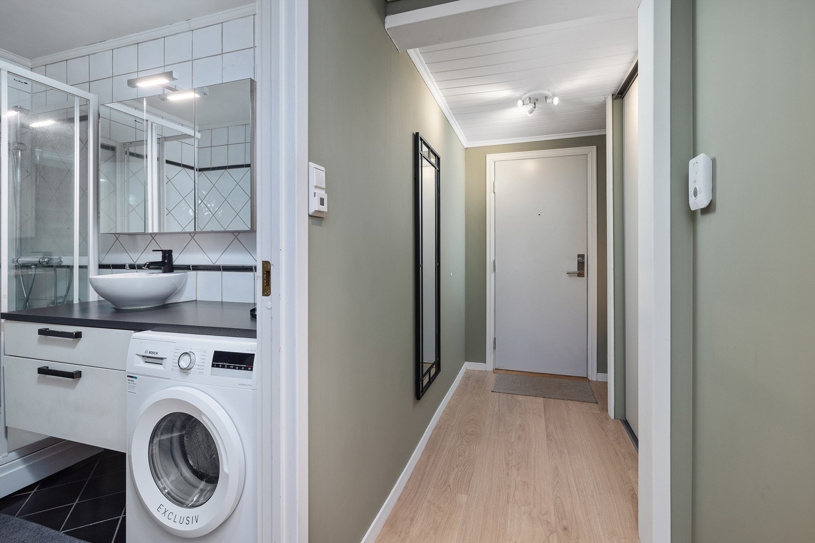 Romslig og utvidet entre med dørcalling og garderobeplass Galleribilde