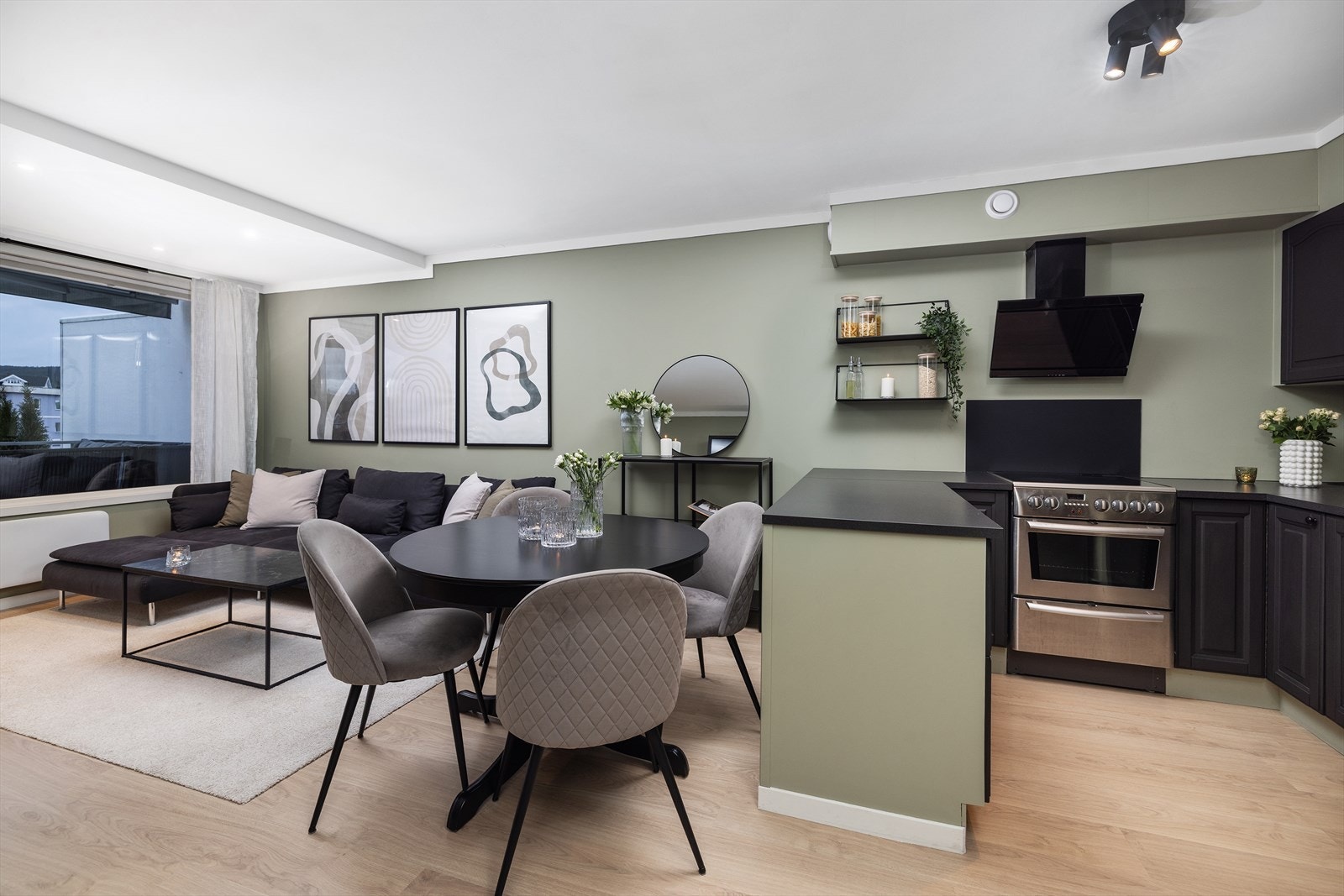 Kjøkkenet har godt med benkplass Galleribilde