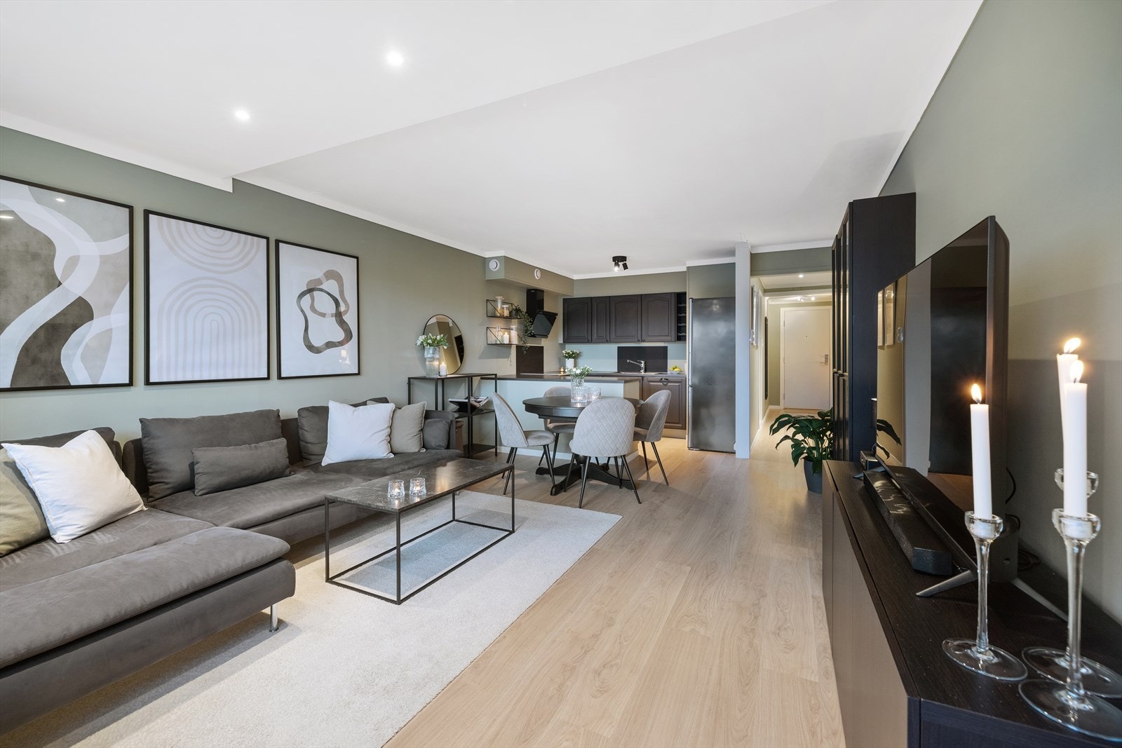 Lyse pene gulv, delikat grønnfarge på vegger Galleribilde