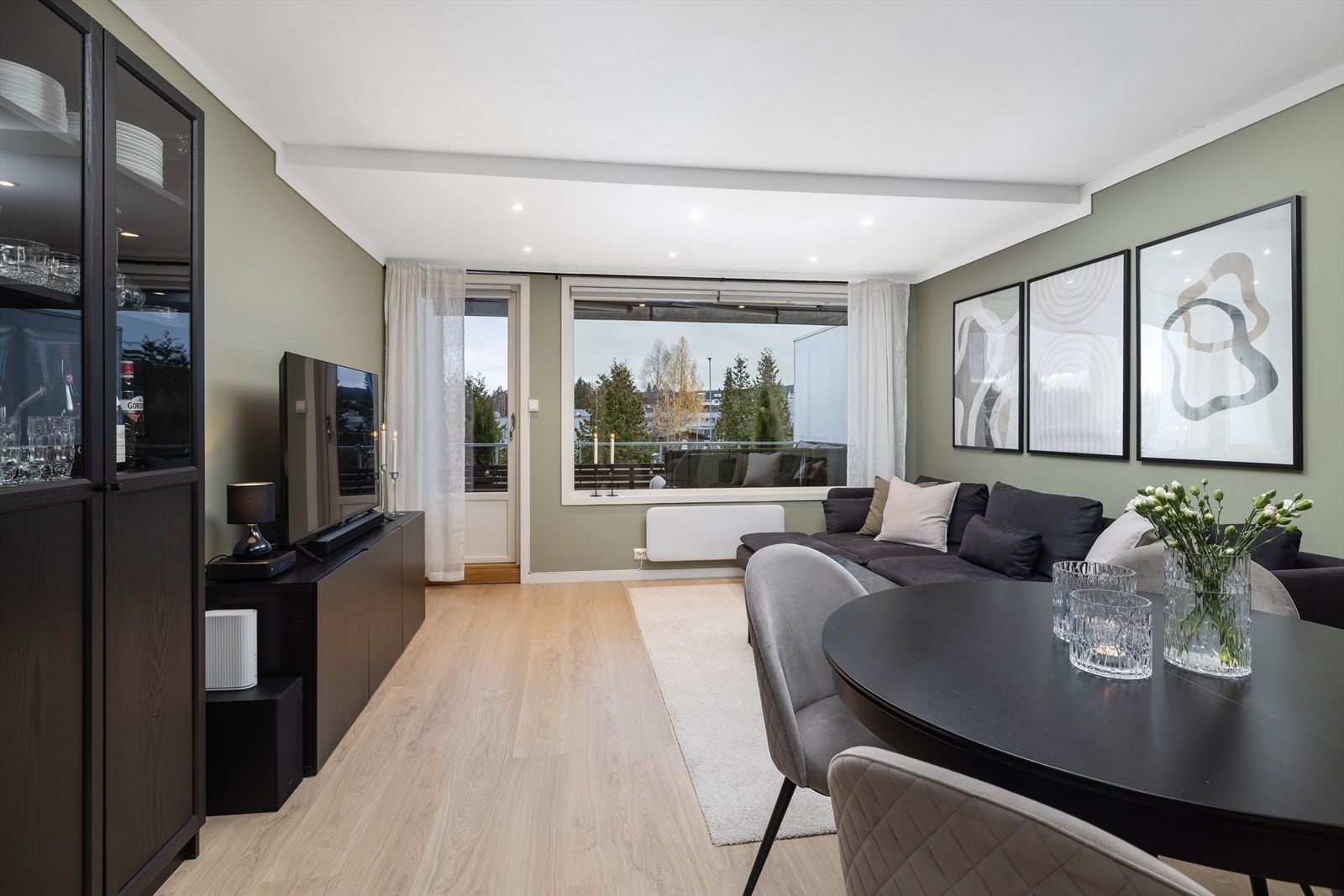 Her er plass til både sofa og spisebord Galleribilde