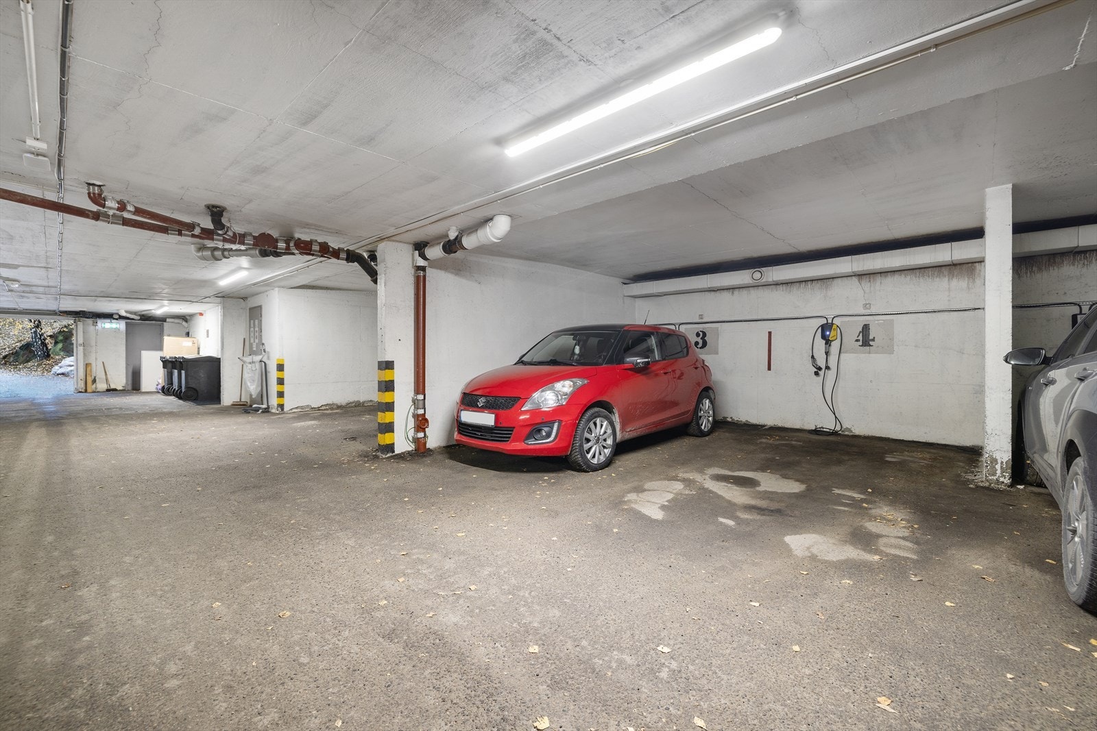 Parkeringsplass i parkeringskjeller Galleribilde