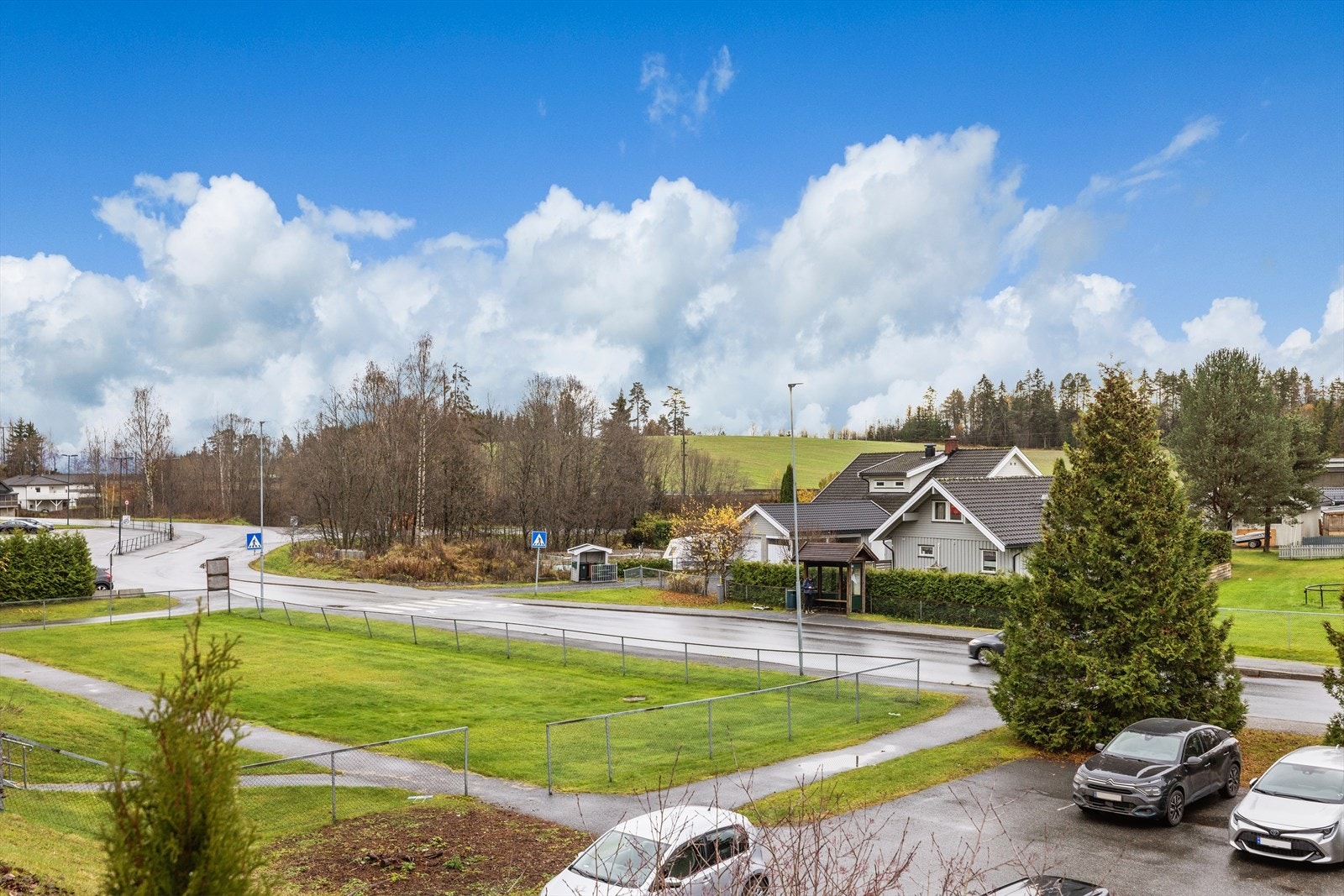 Stor asfaltert gjesteparkering, grøntområder, uteplasser og lekeområder Galleribilde