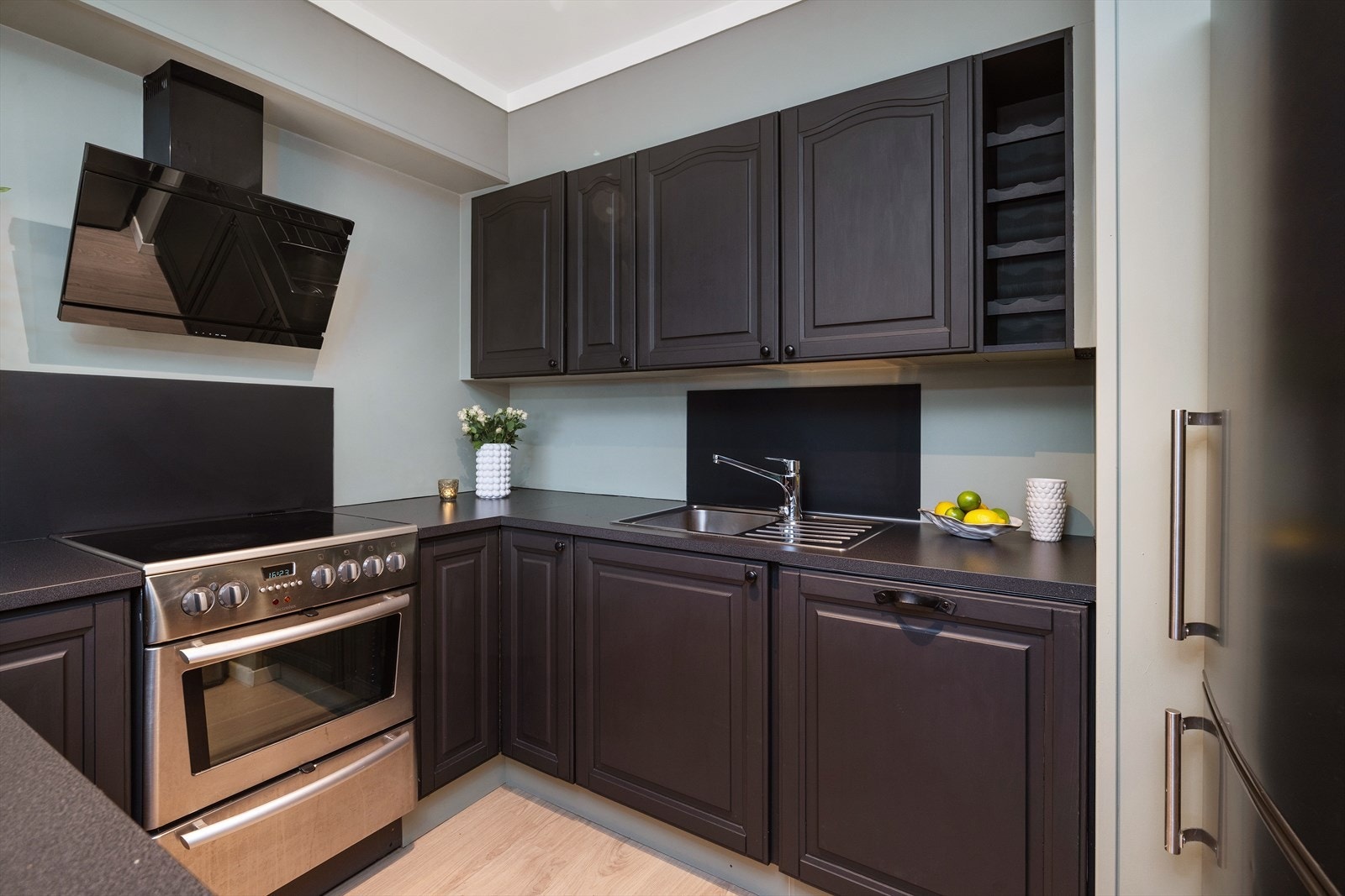 Integrert oppvaskmaskin, frittstående komfyr og kjøle-/fryseskap. Galleribilde