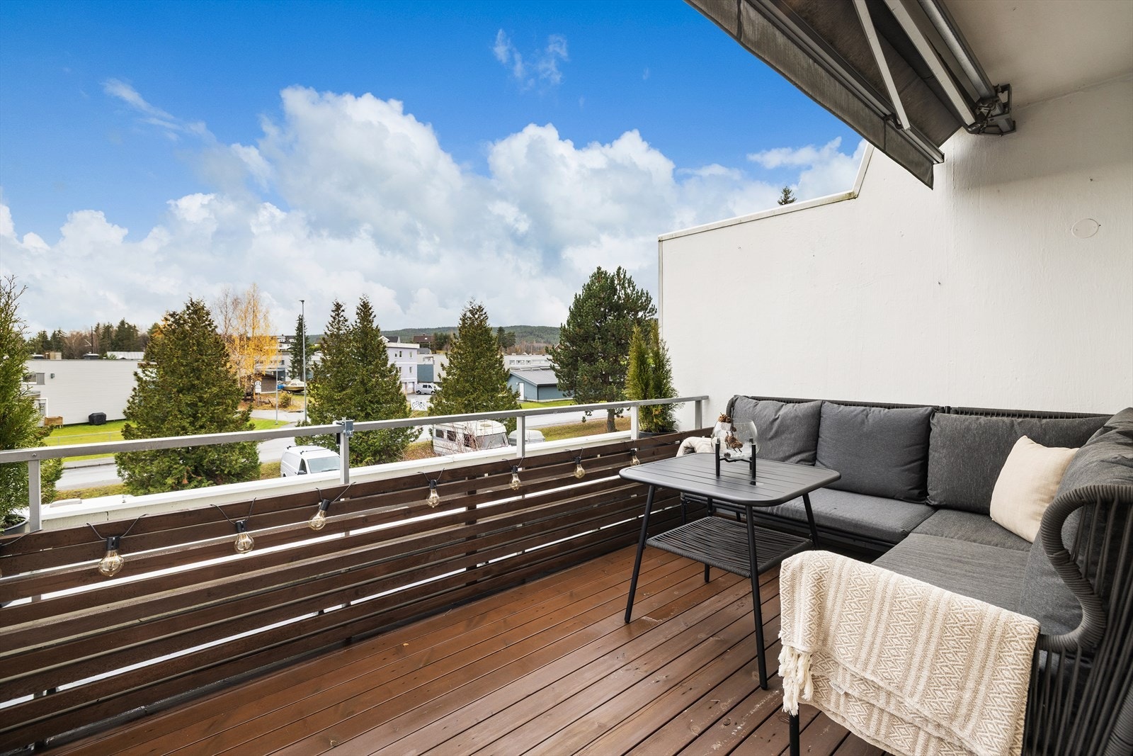 Terrasse med markise, tregulv og plass for blomster og planter Galleribilde