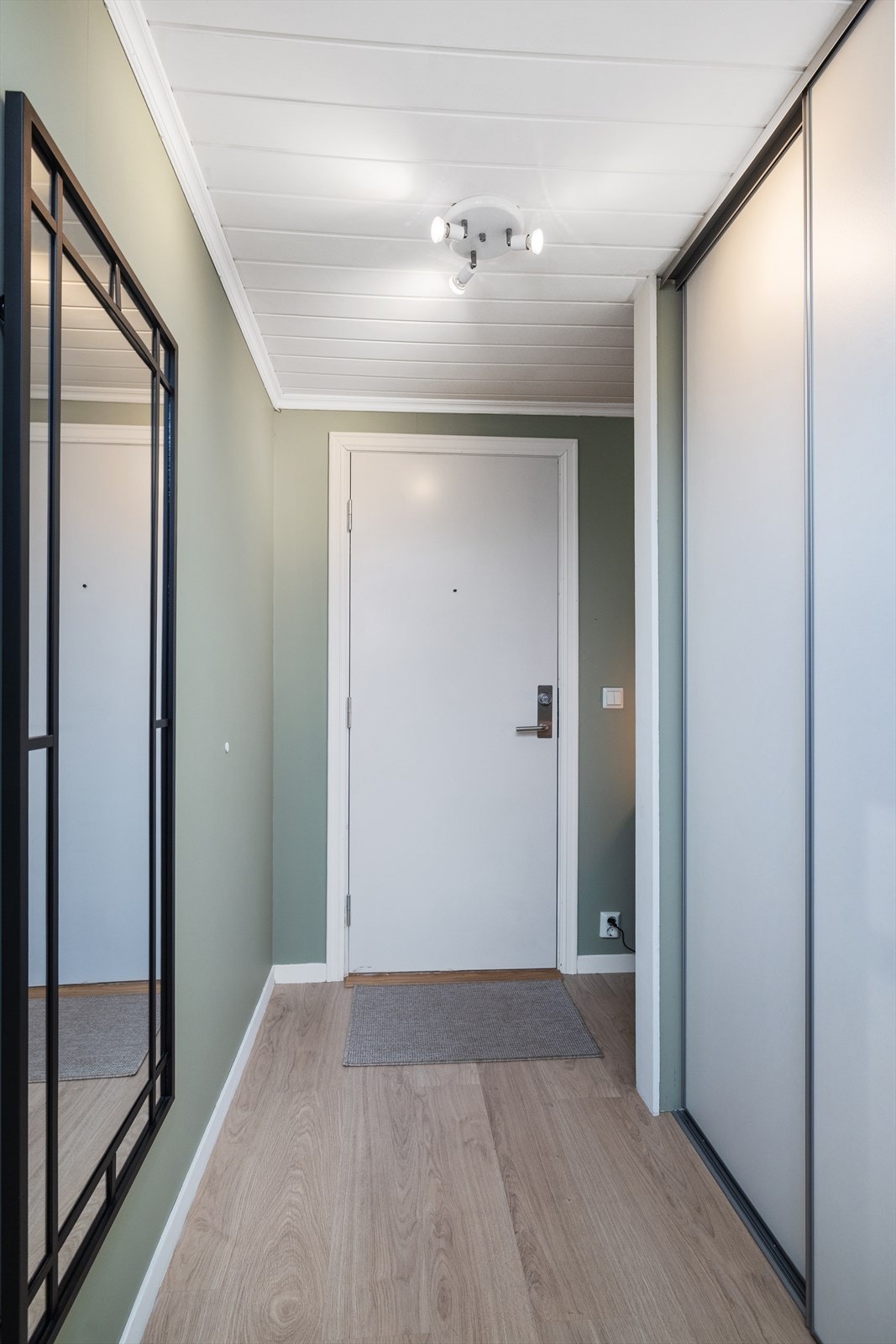 Garderobeløsning i entre Galleribilde