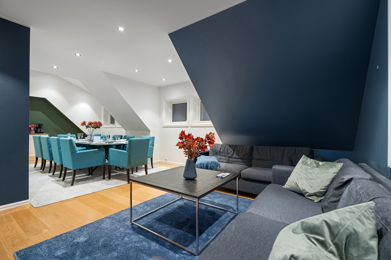 Spisestue og stue. Galleribilde