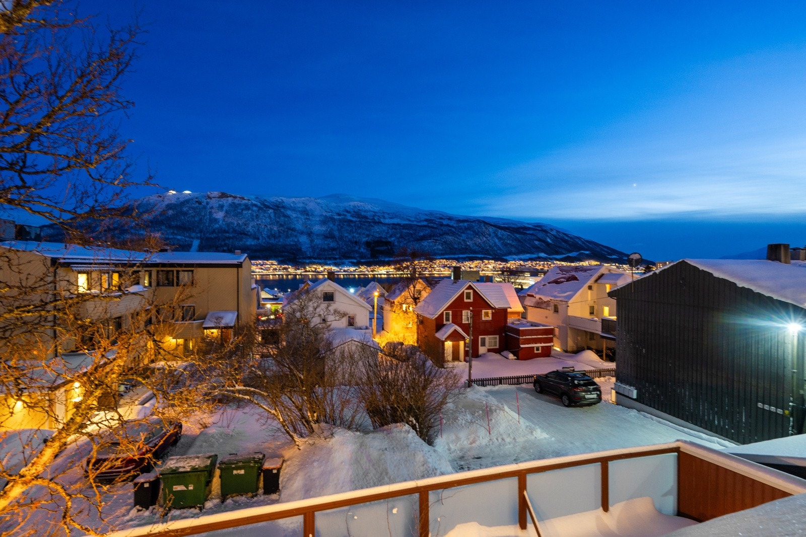 Utsikt til sentrum, fastlandet og sundet fra stue. Galleribilde