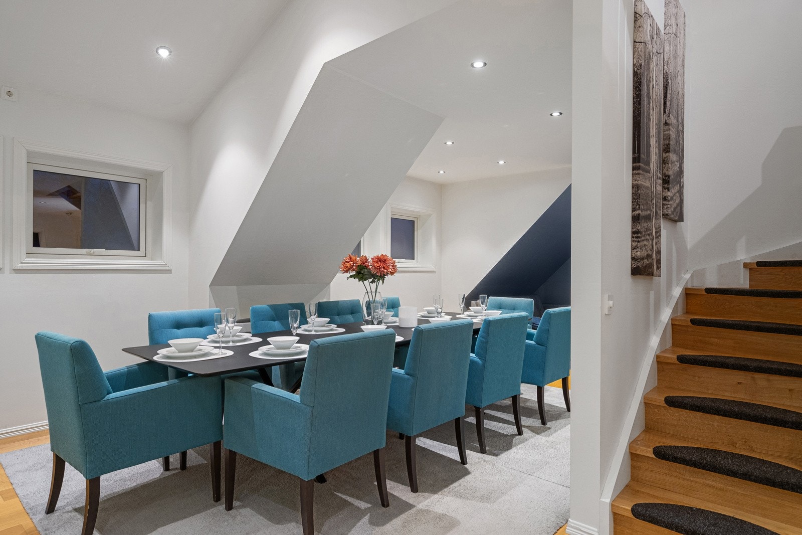 Spisestue mellom stue og kjøkken med veldig god størrelse. Galleribilde