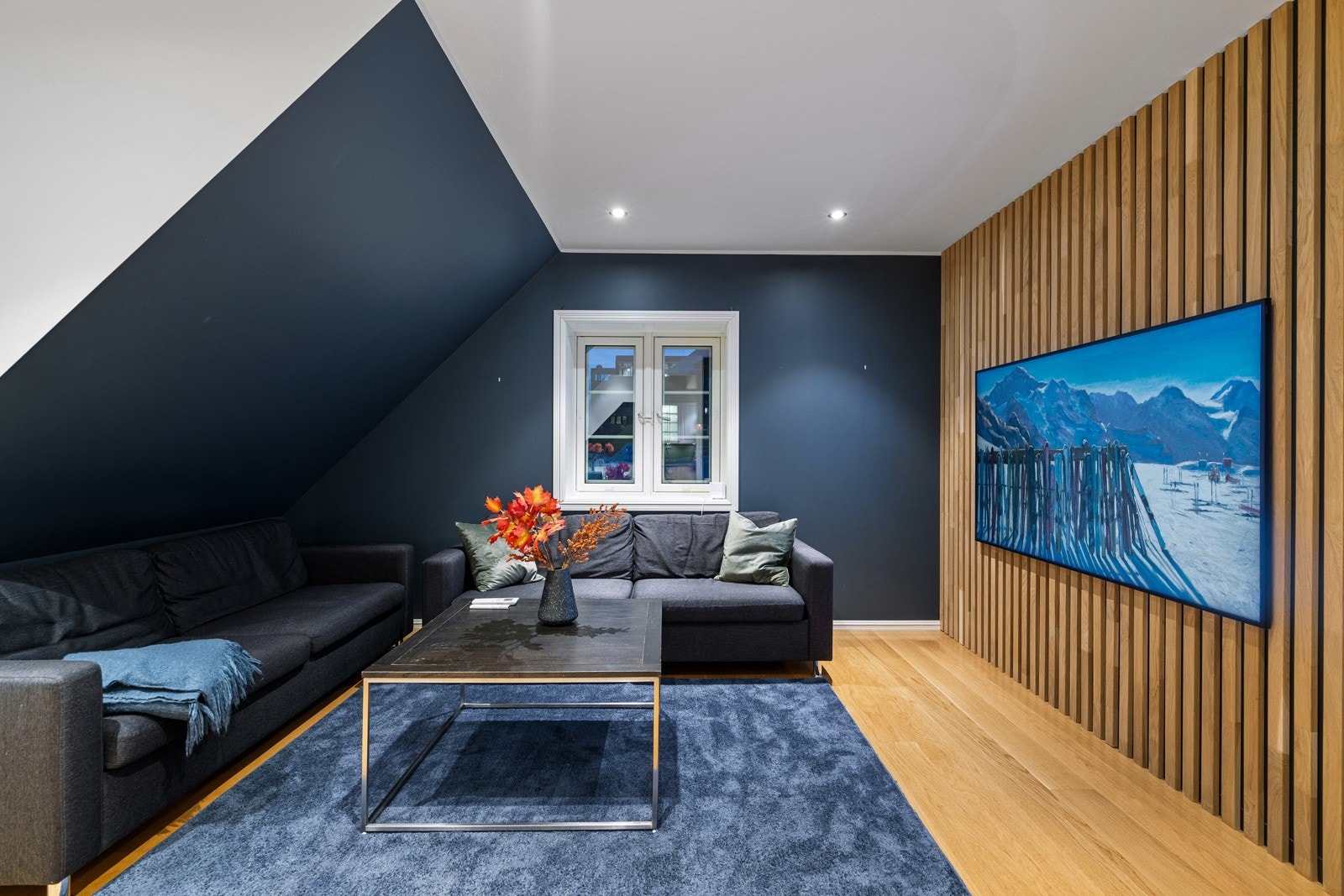 Stilren stue med pene fargevalg. Galleribilde