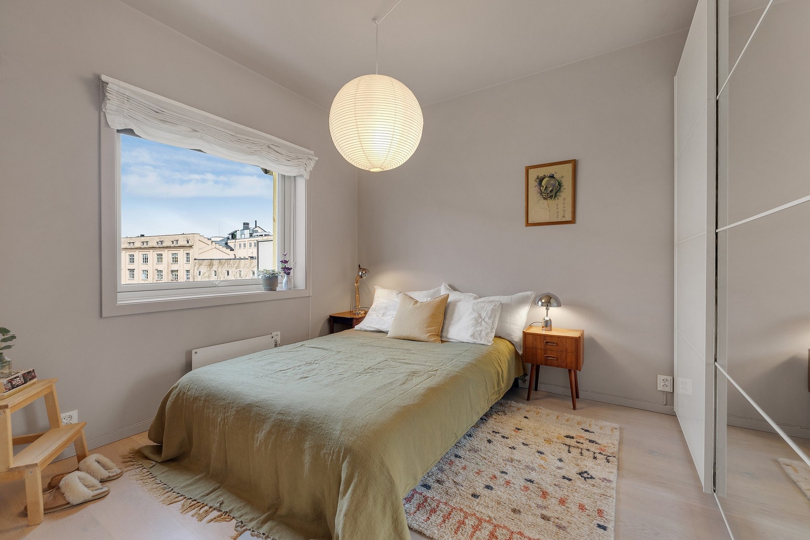 Her er det god plass til både dobbeltseng, nattbord og tilhørende møbler. Galleribilde