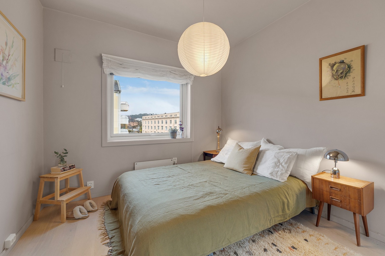 Velkommen inn til soverommet! Soverommet er av god størrelse og oppleves svært hyggelig. Galleribilde