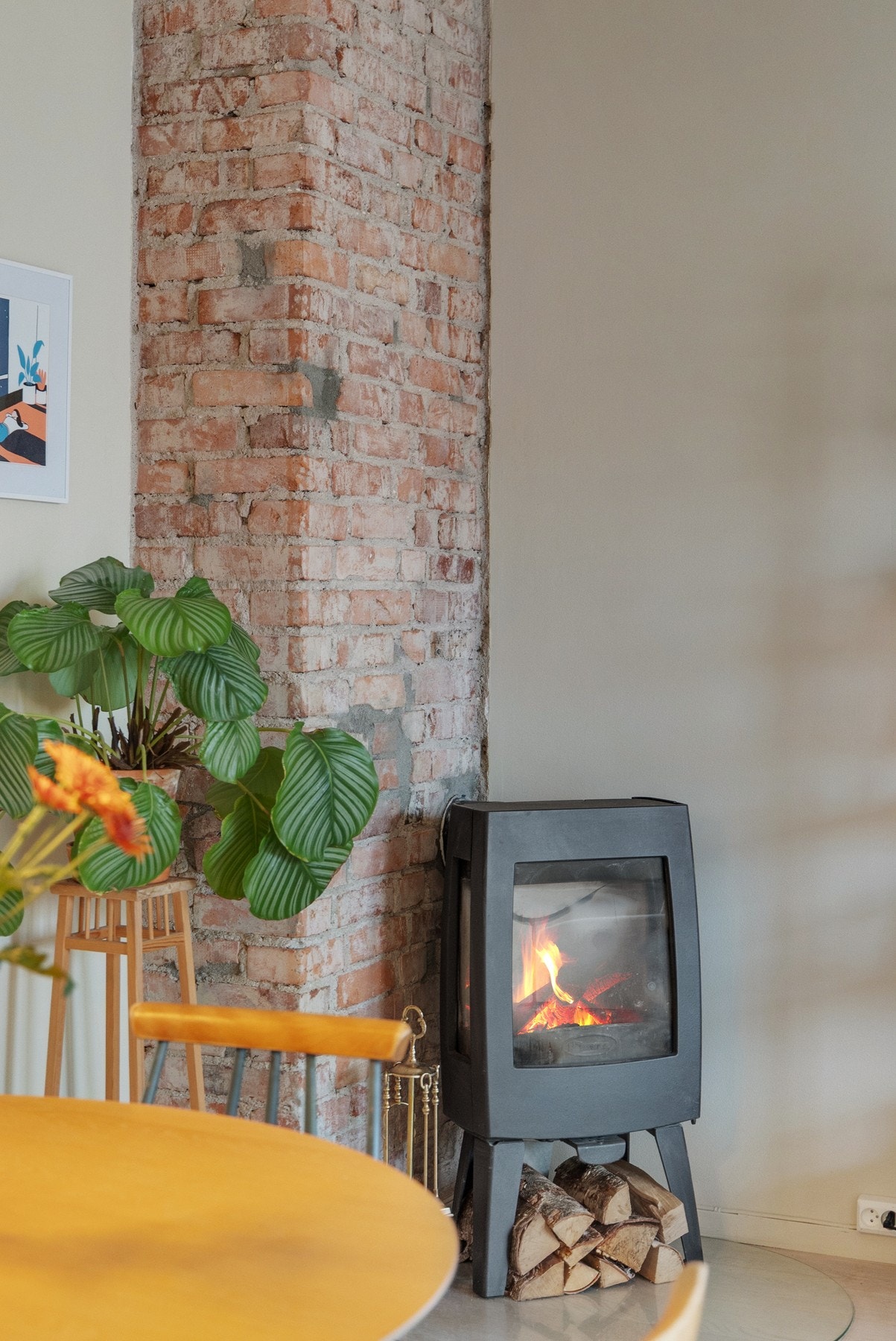 Peisovnen med glassdør gir varme på kalde dager og sørger for den ettertraktede hygge-faktoren. Galleribilde