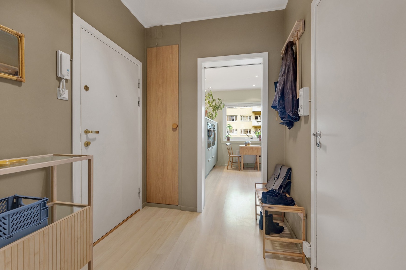 Entréen er luftig og smart planlagt, med innebygget garderobeskap god plass til både yttertøy, sko og øvrig oppbevaring. Galleribilde