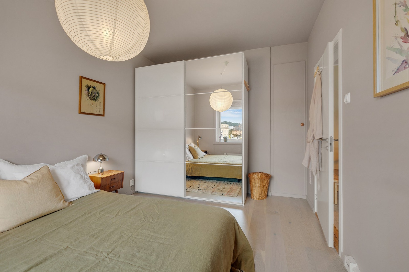 Her får du god oppbevaringsplass i både innebygget garderobeskap og en stor skyvedørsgarderobe med speilfront. Galleribilde