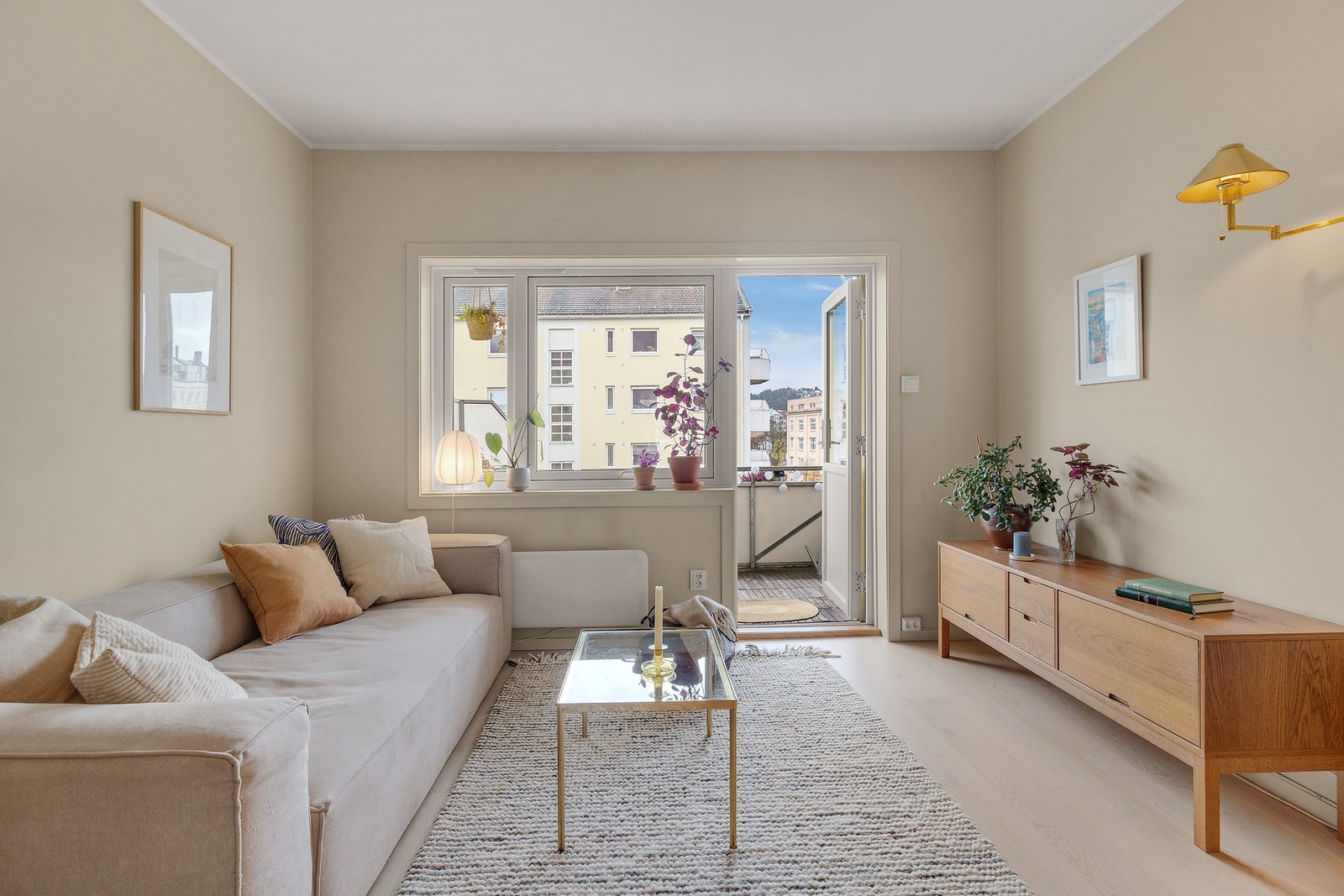 Store vinduer slipper inn rikelig med dagslys, og de malte veggene (2023) i moderne, harmoniske toner danner et nydelig bakteppe for interiøret. Galleribilde