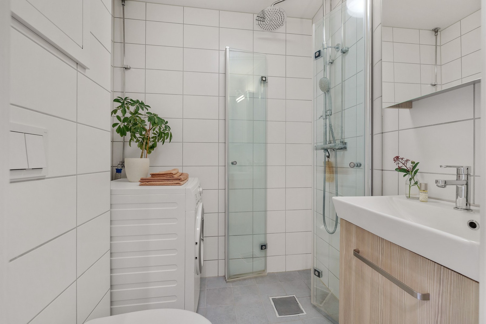 Badet ble totalrenovert i regi av borettslaget i 2019, og fremstår som moderne og tidløst. Galleribilde