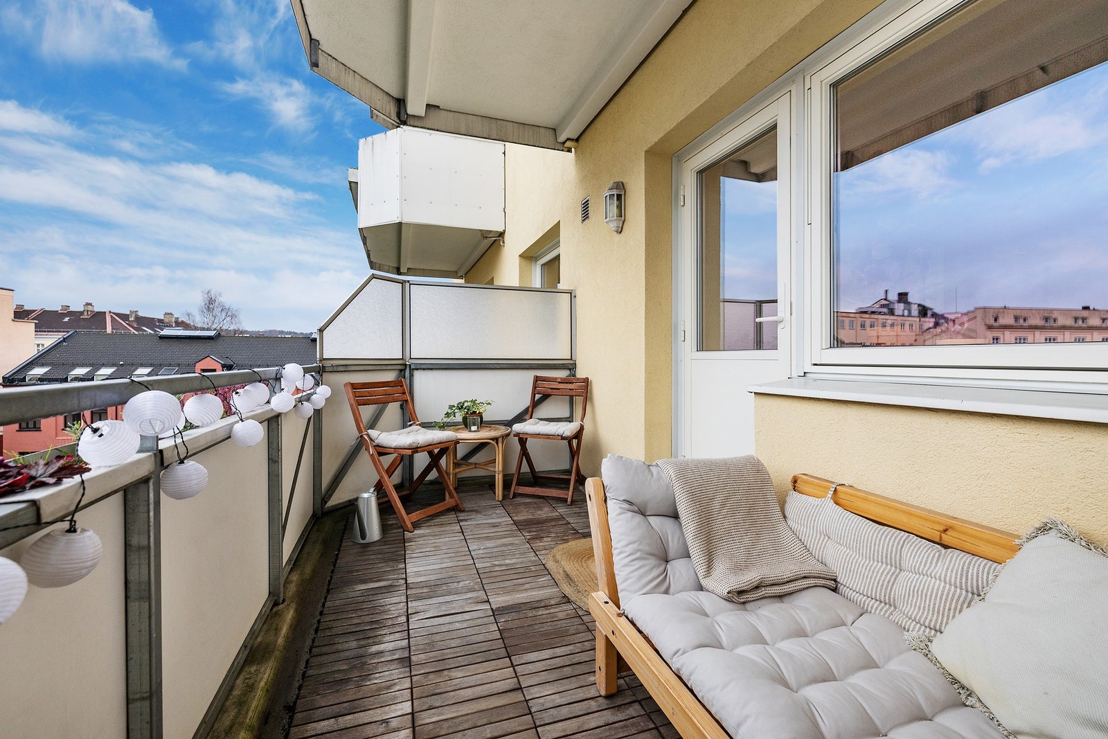 Det er god plass til både utemøbler og grill, og med treheller på gulvet oppleves balkongen lun og innbydende. Galleribilde