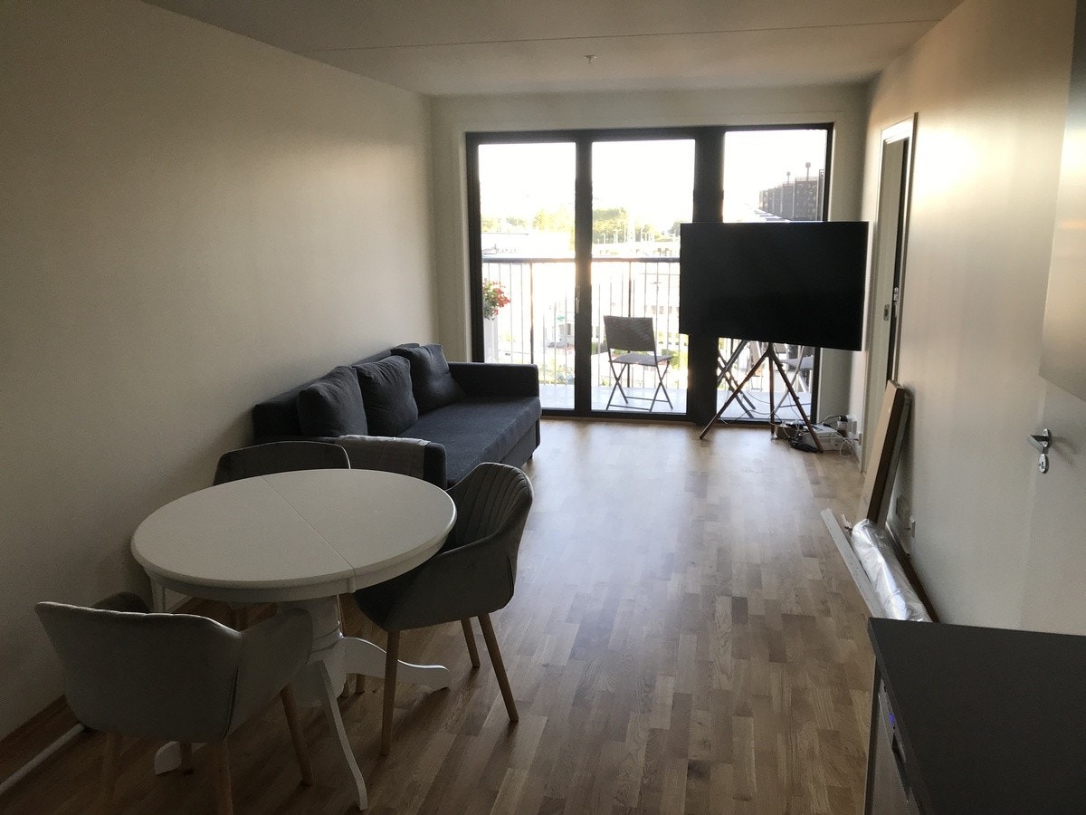 TV og sofa og spisebord Galleribilde
