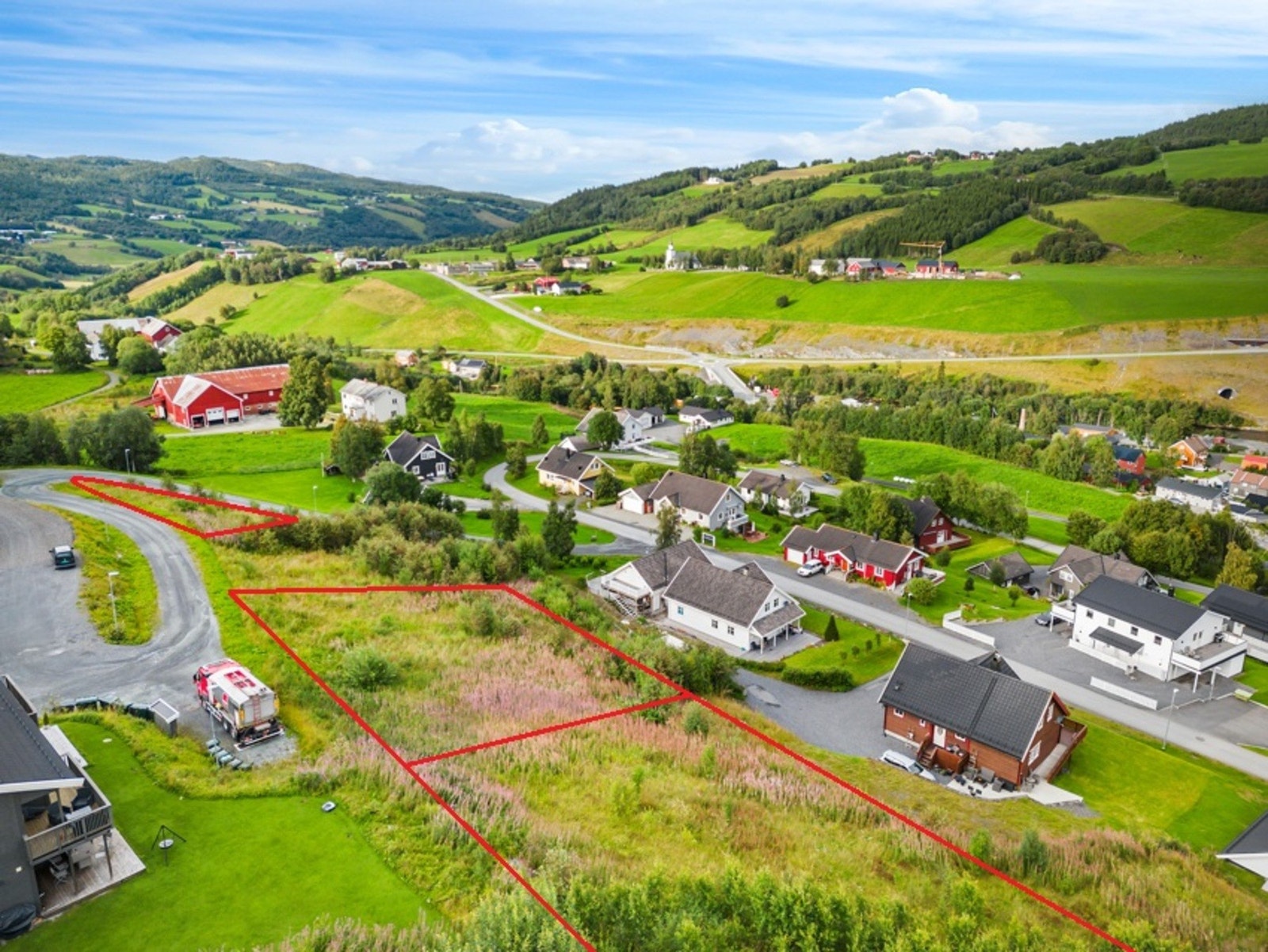 Tomtene ligger i naturskjønne omgivelser og har gode solforhold Galleribilde