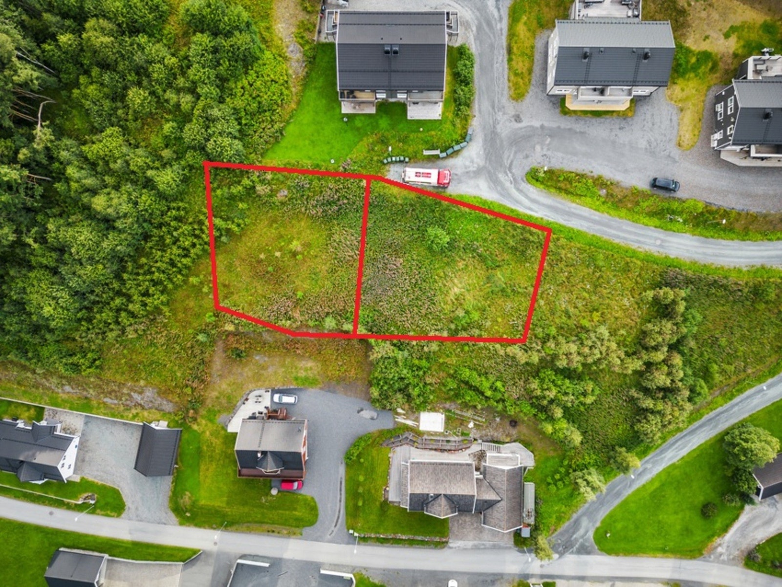 Flotte tomter på henholdsvis 1078, 887 og 999 kvm i et veletablert og barnevennlig boligområde. Galleribilde