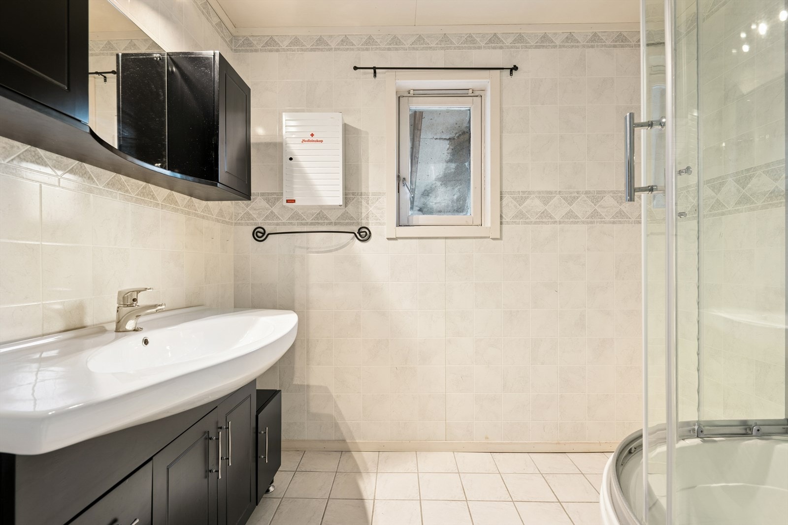 Baderom med fliser og varmekabler på gulvet. Galleribilde