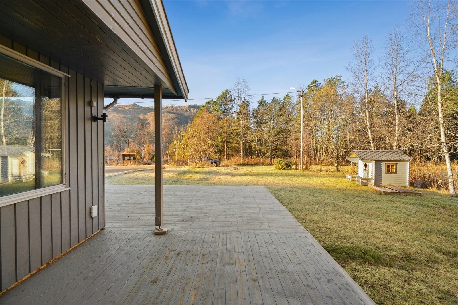 Her bor du omgitt av majestetiske fjell, frodige skoger. Galleribilde