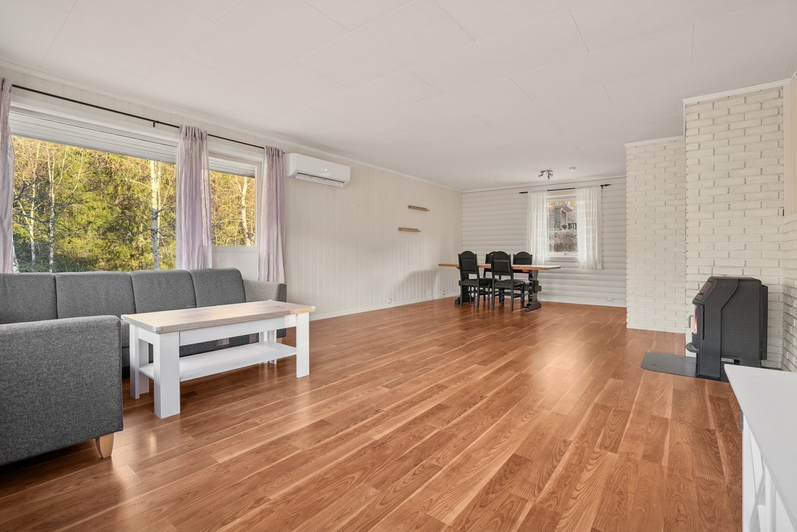 Store vindusflater gir meget godt med naturlig lys inn og fin utsikt til hagen. Galleribilde