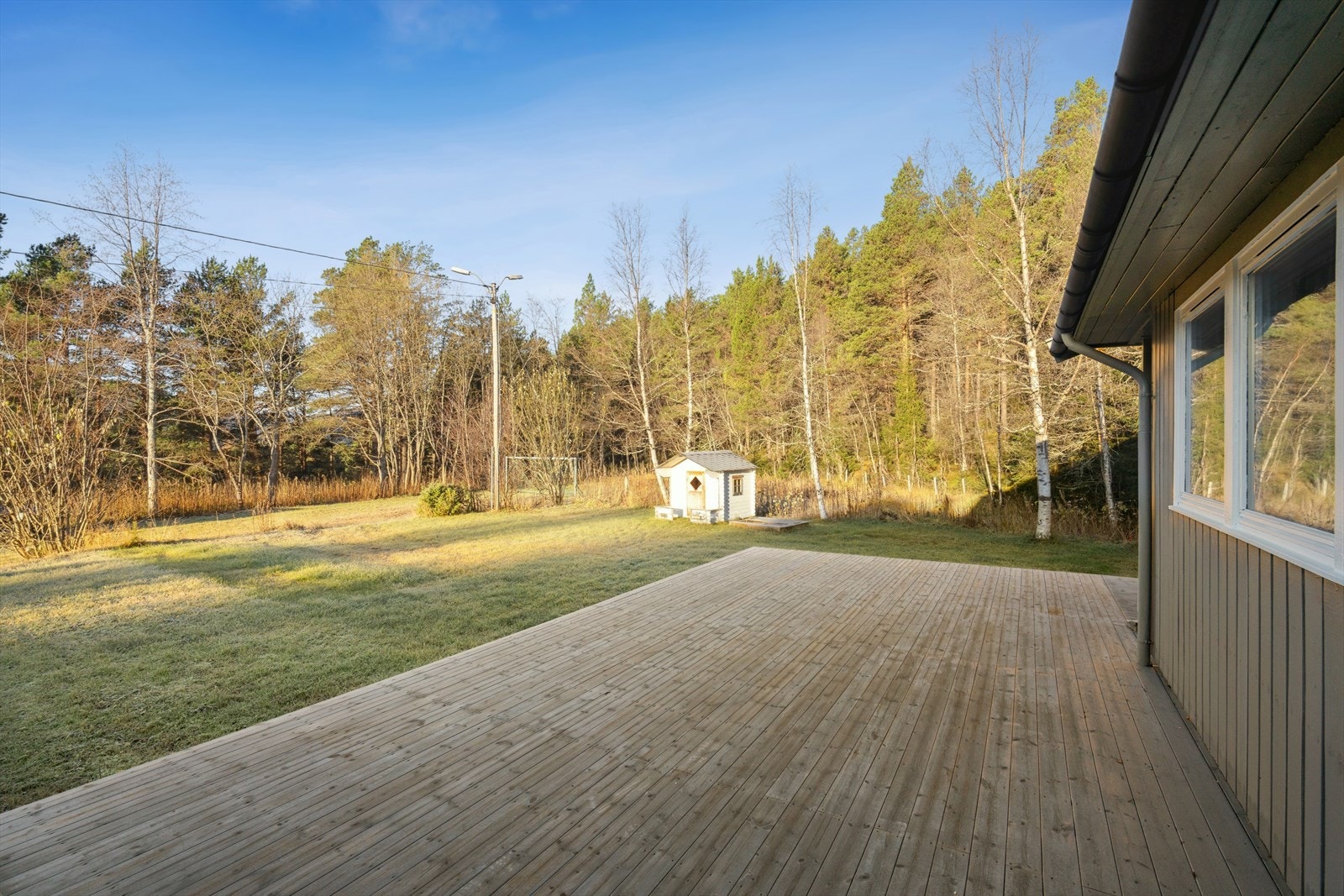 Eiendommen ligger vakkert til i naturskjønne omgivelser med storslåtte natur og varierte friluftsmuligheter. Galleribilde
