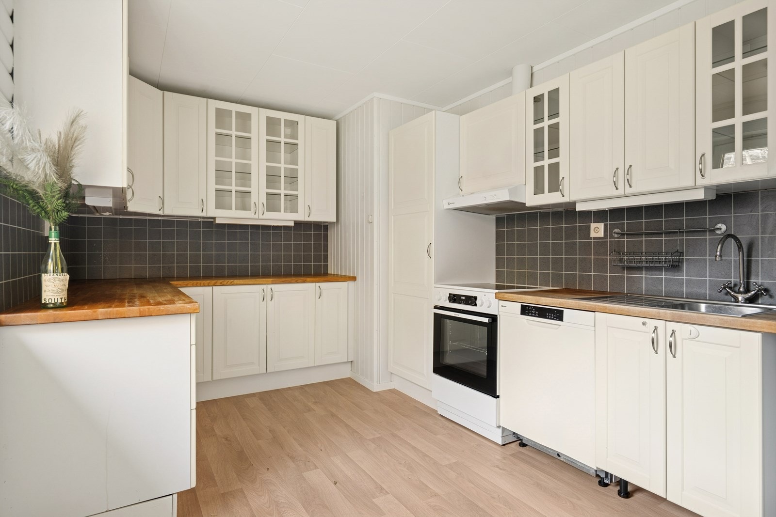 Kjøkken med profilerte fronter og god skap- og benkeplass. Galleribilde