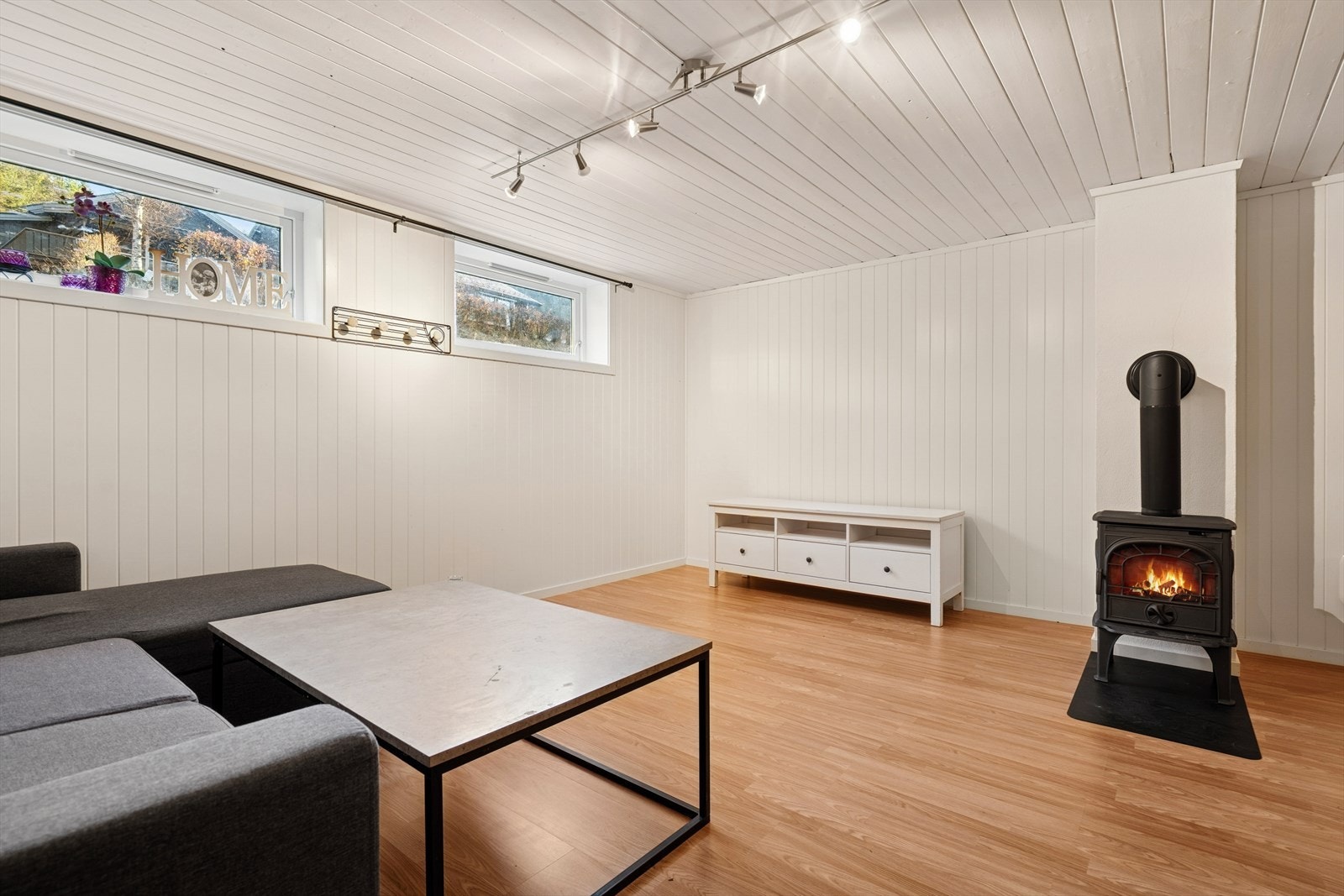 Hobbyrom i underetasjen med peisovn. ( Ikke godkjent til stue) Galleribilde