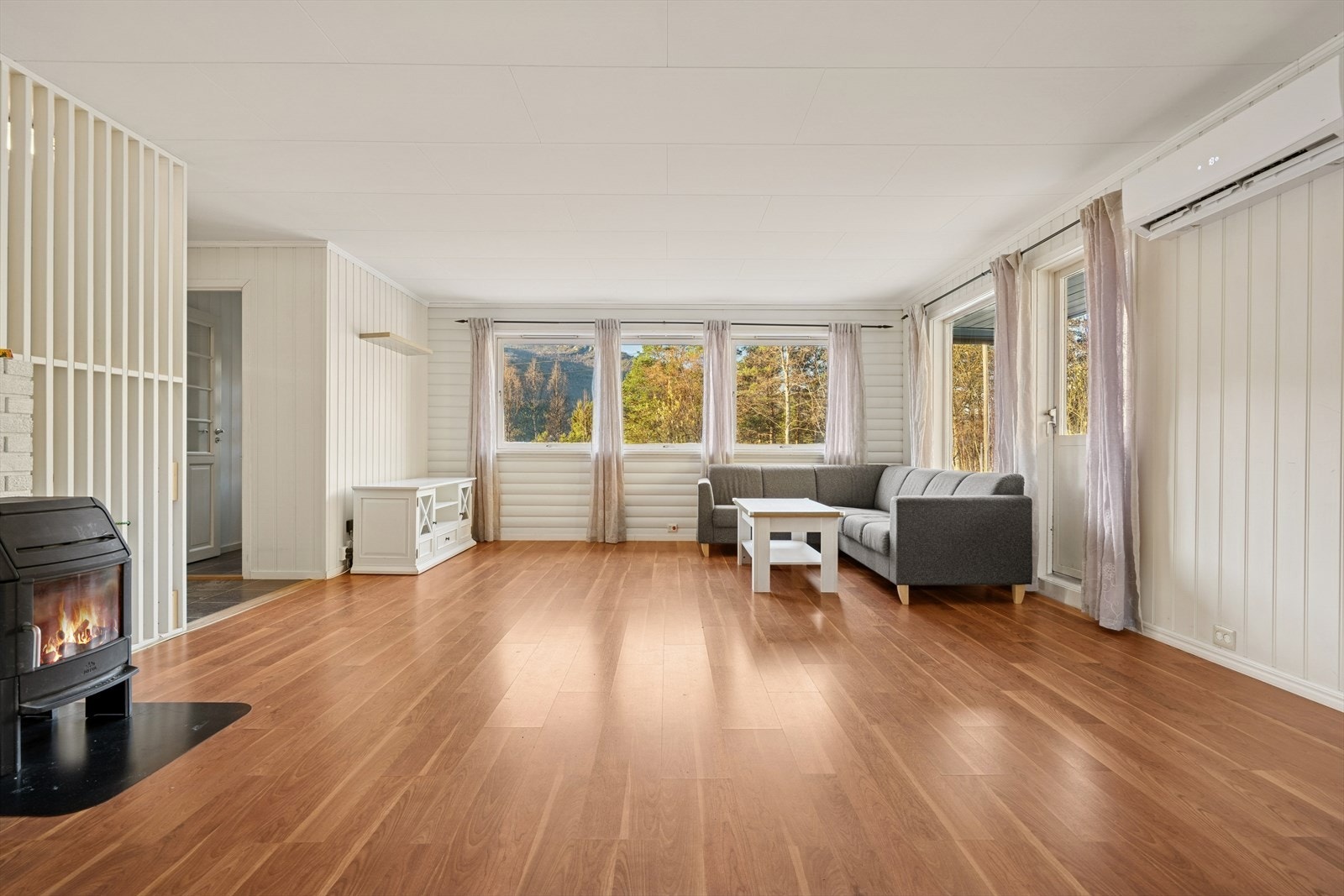 Stuen har peisovn som gir lun stemning og god varme på kalde dager. Galleribilde