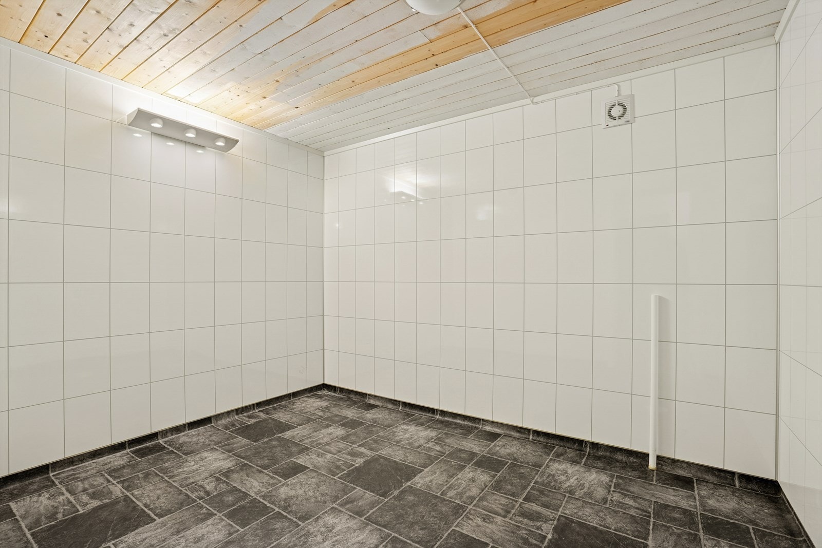 Uinnredet rom i underetasjen. Det er ikke byggesøkt om innredning til baderom. Galleribilde